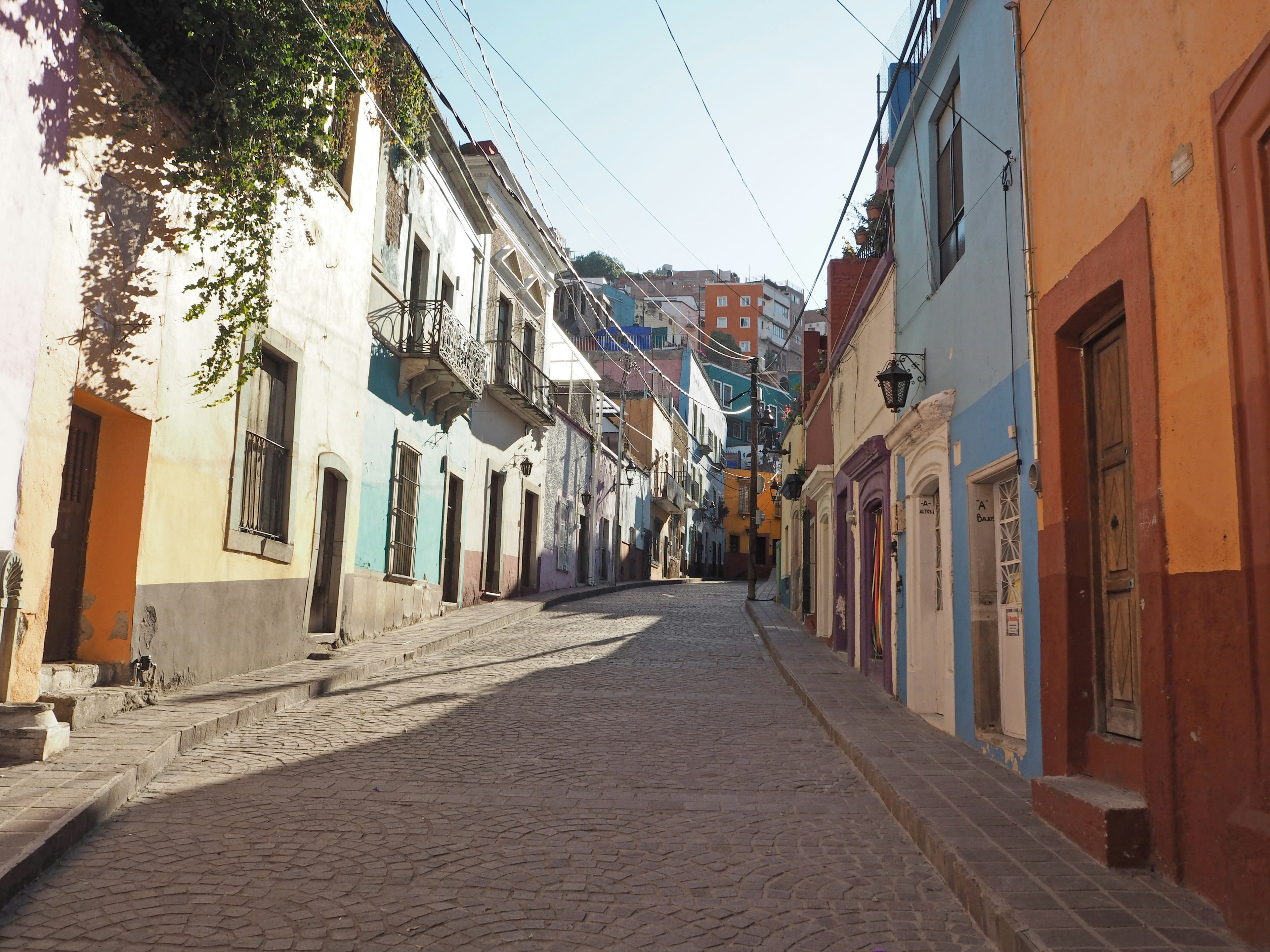 Casas coloridas a lo largo de una calle tranquila en un barrio encantador