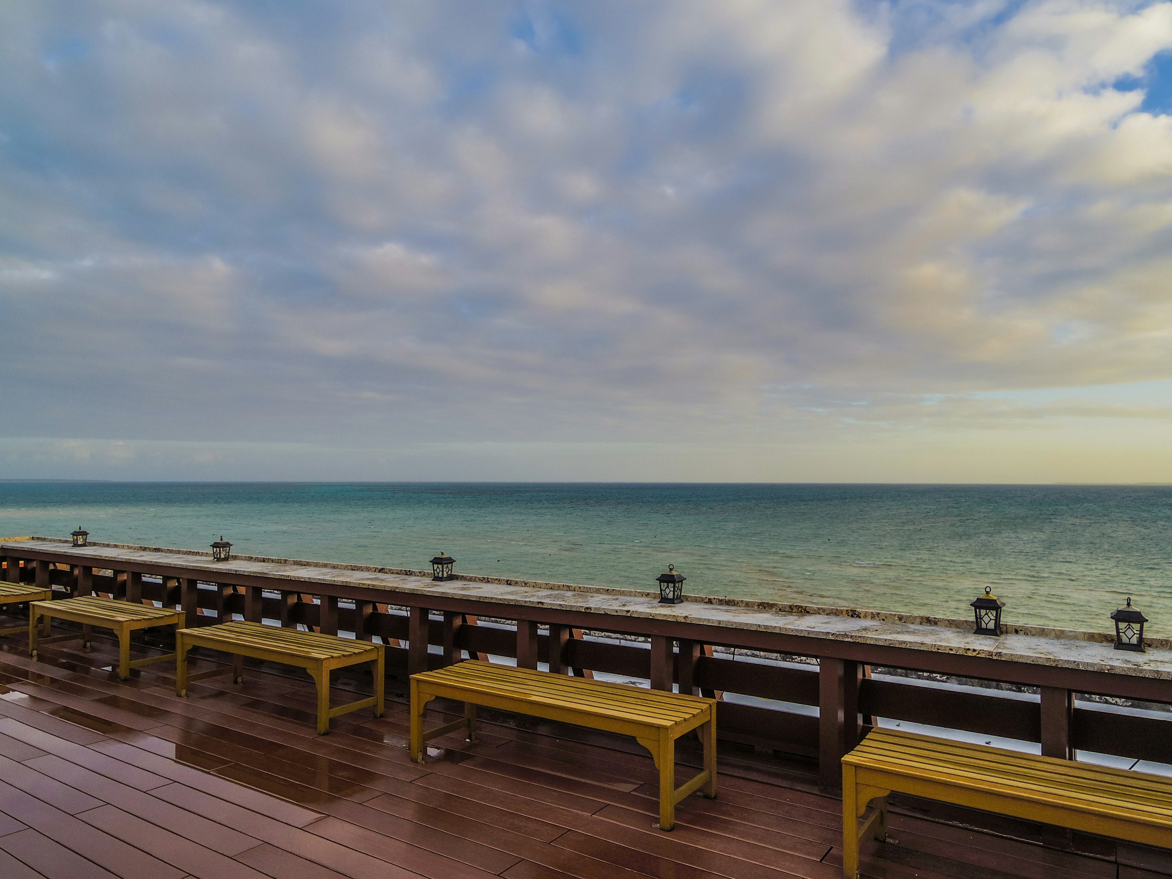 Aussicht auf Bänke mit Blick auf das Meer und einen ruhigen Himmel