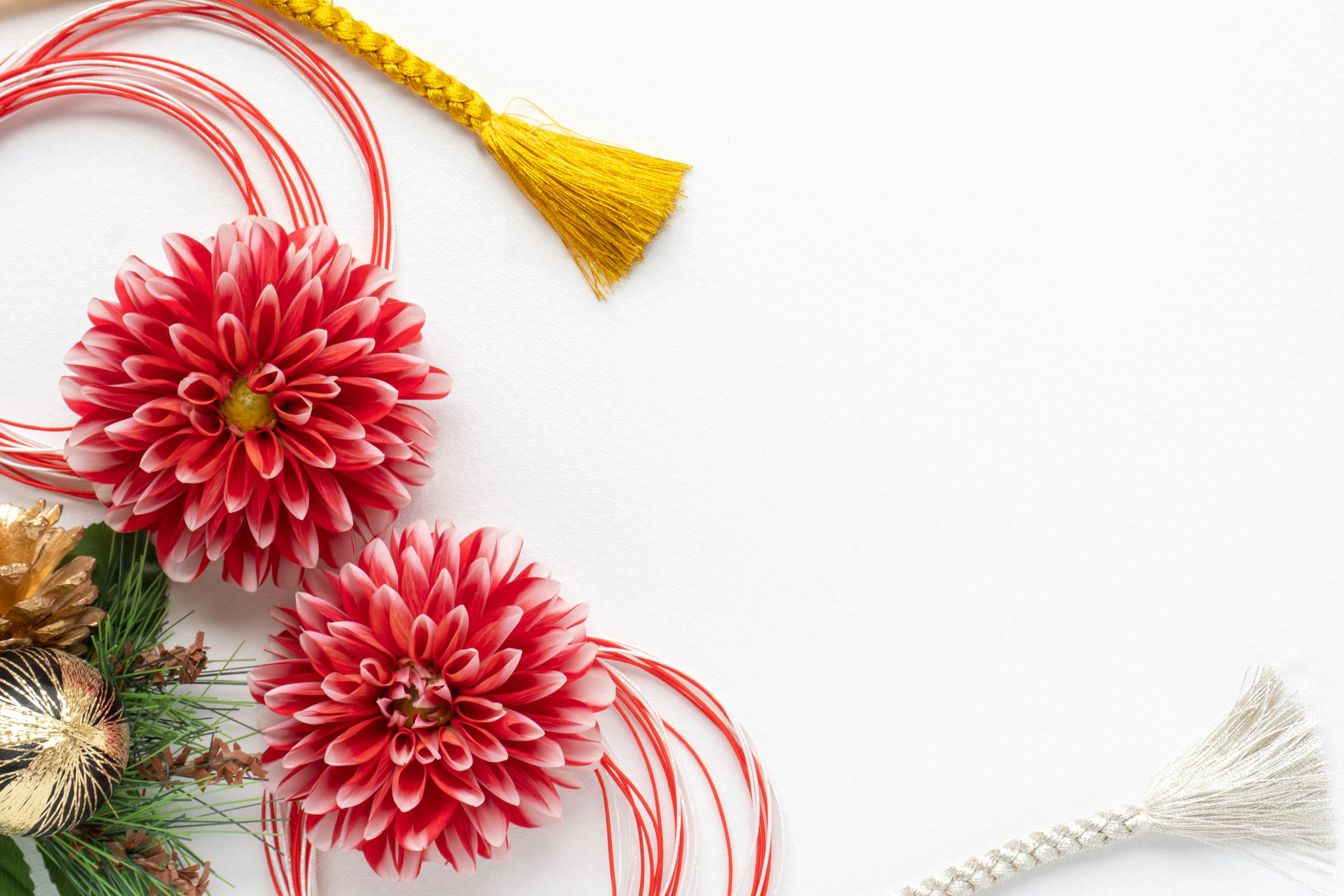 Obra de arte con flores rojas y borlas amarillas