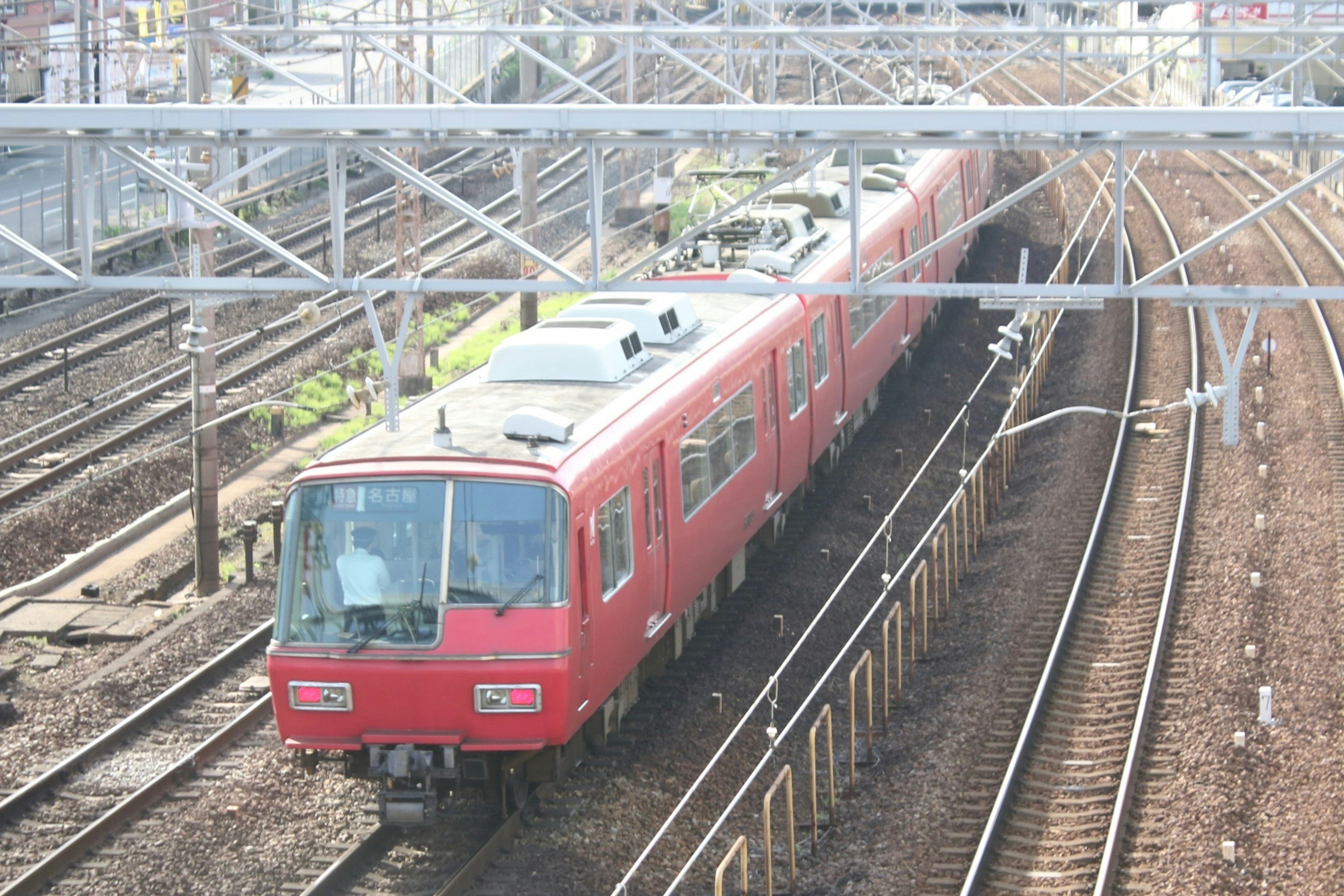 赤い電車が鉄道の線路を走る風景