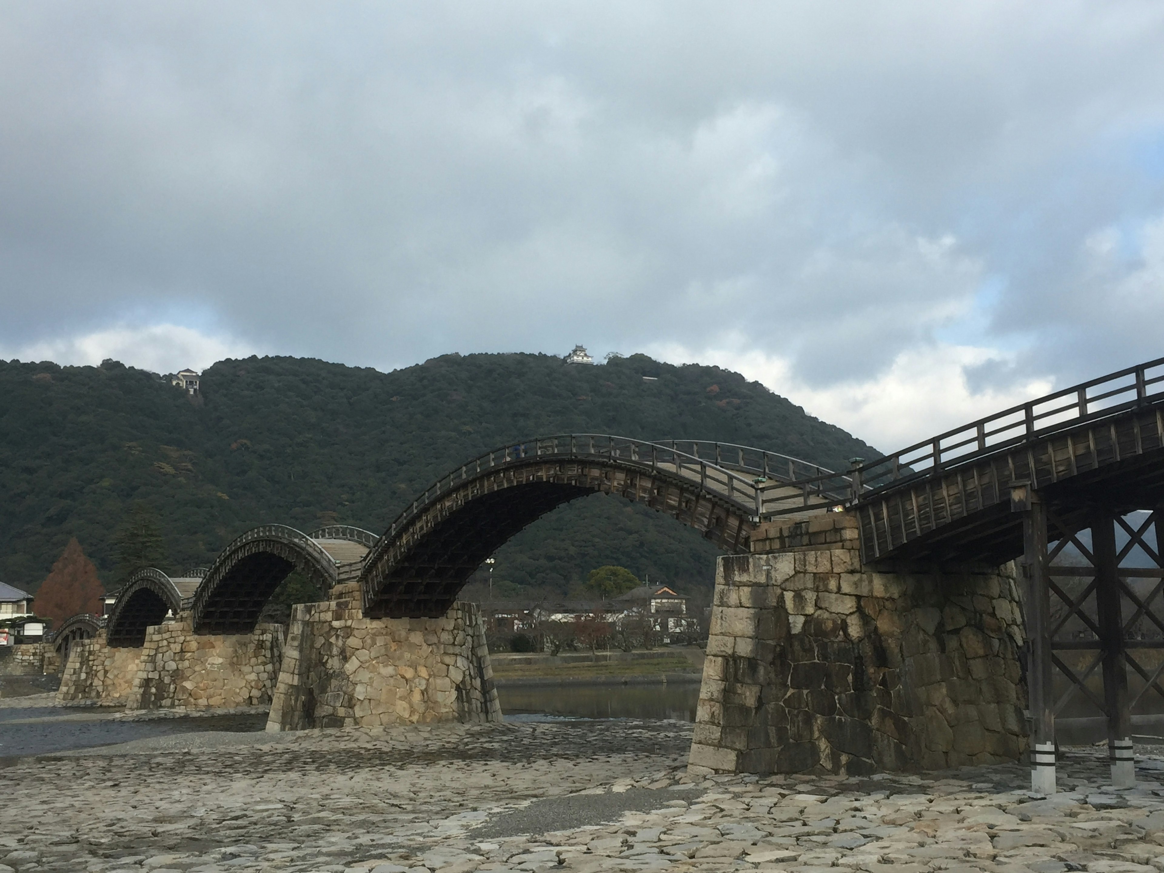 山々を背景にした美しいアーチ形の橋の風景