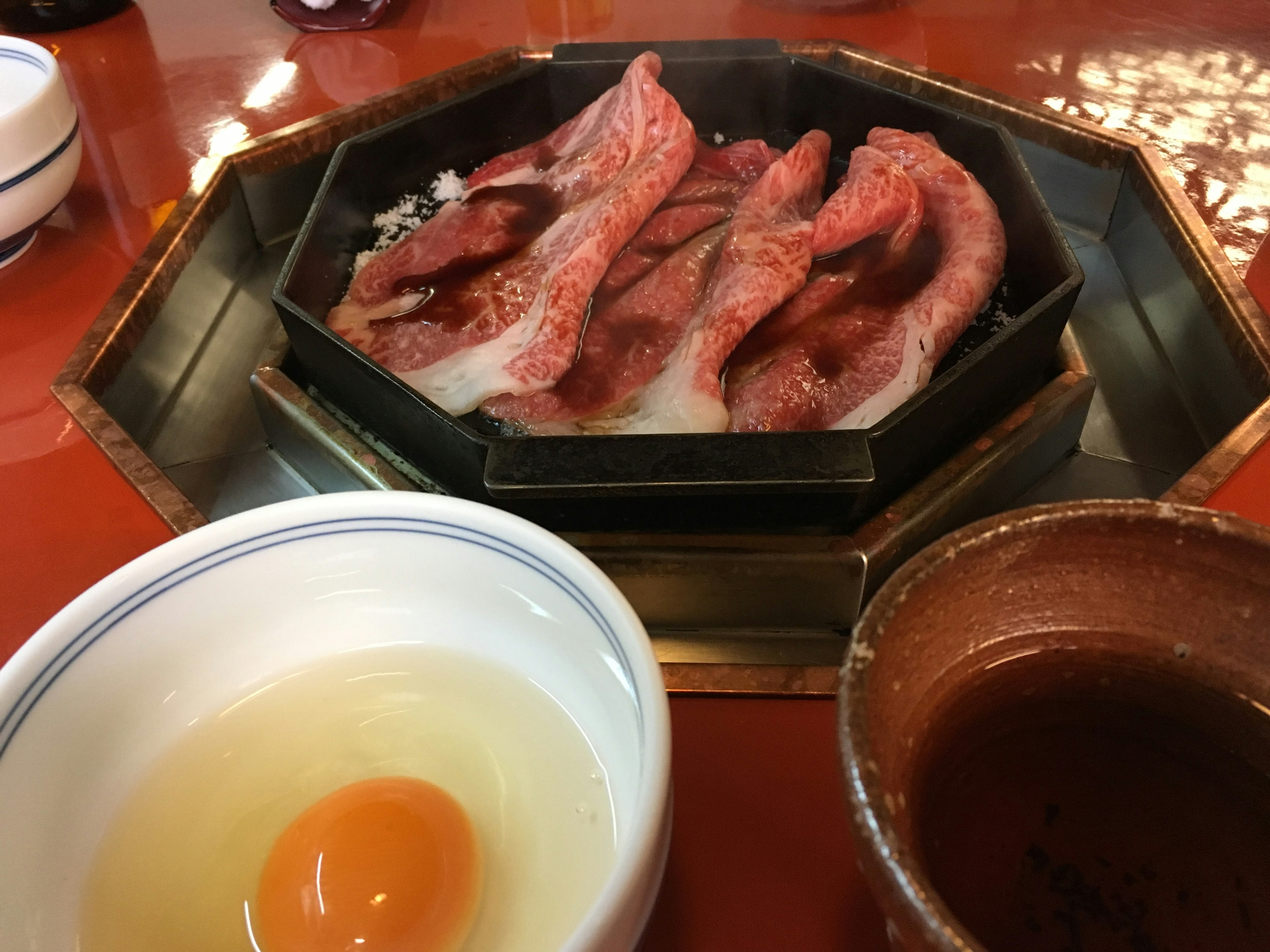 焼肉と卵の料理が並ぶテーブル