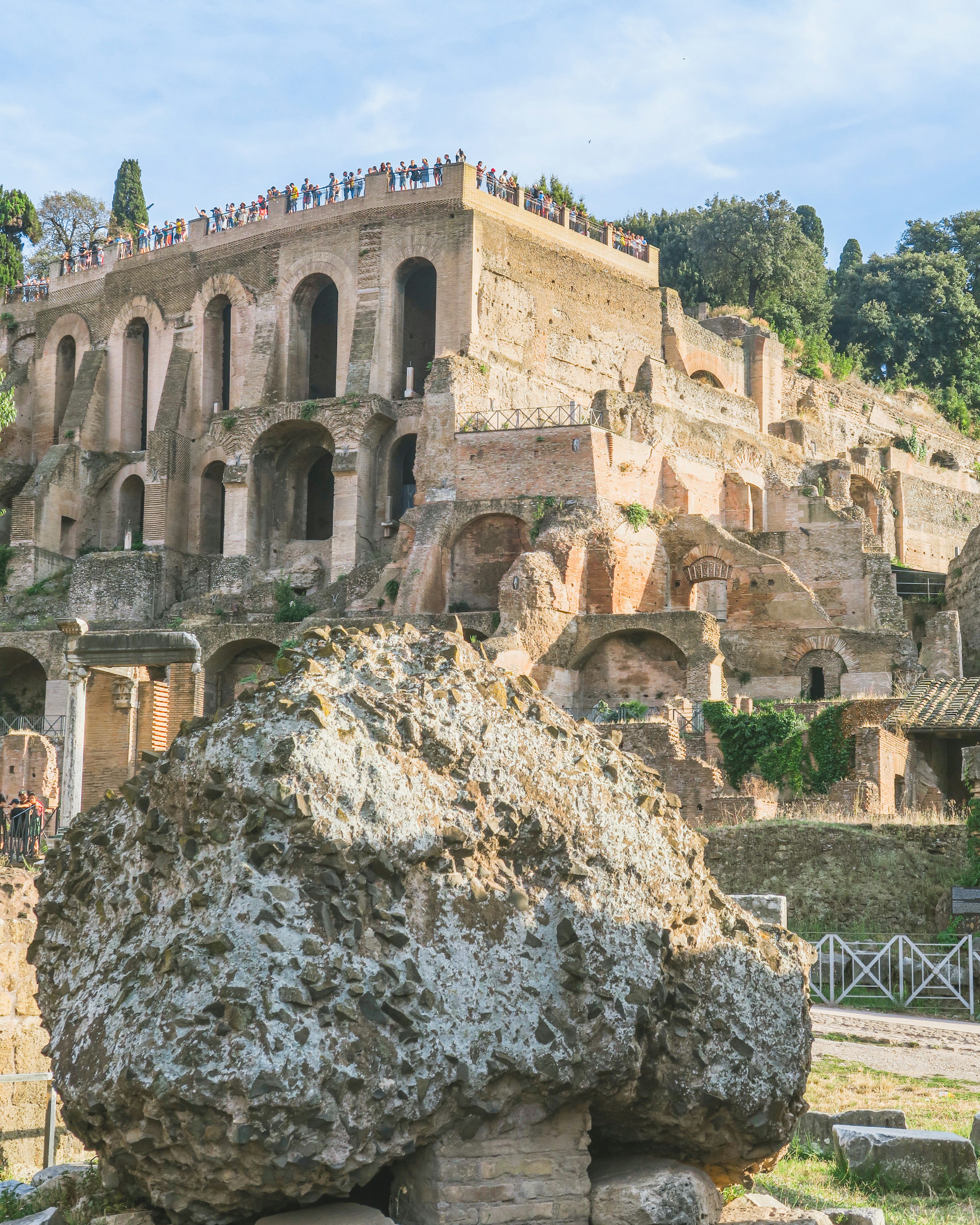 Image de ruines romaines anciennes avec des touristes en haut