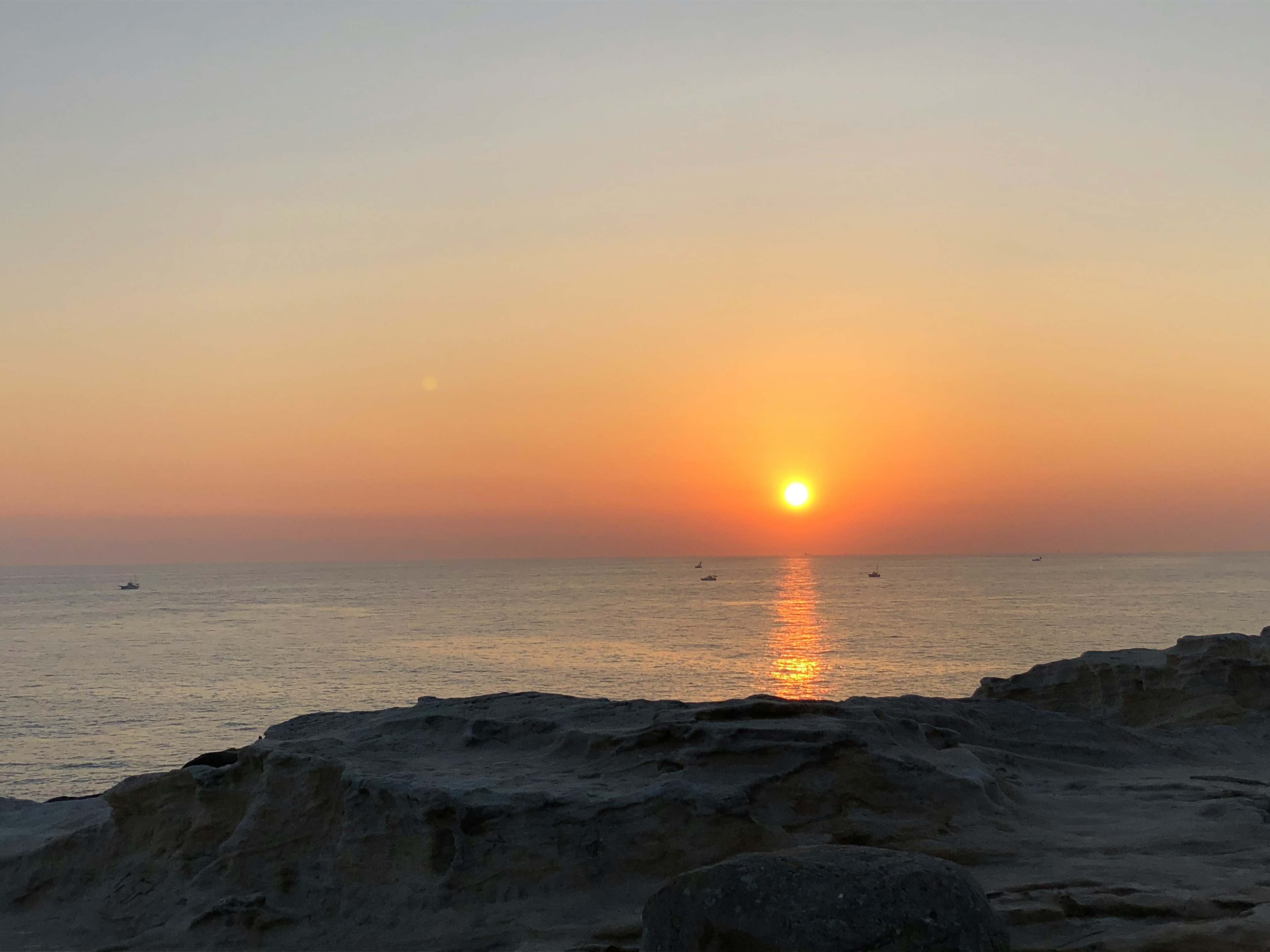 海辺の夕日が沈む美しい風景