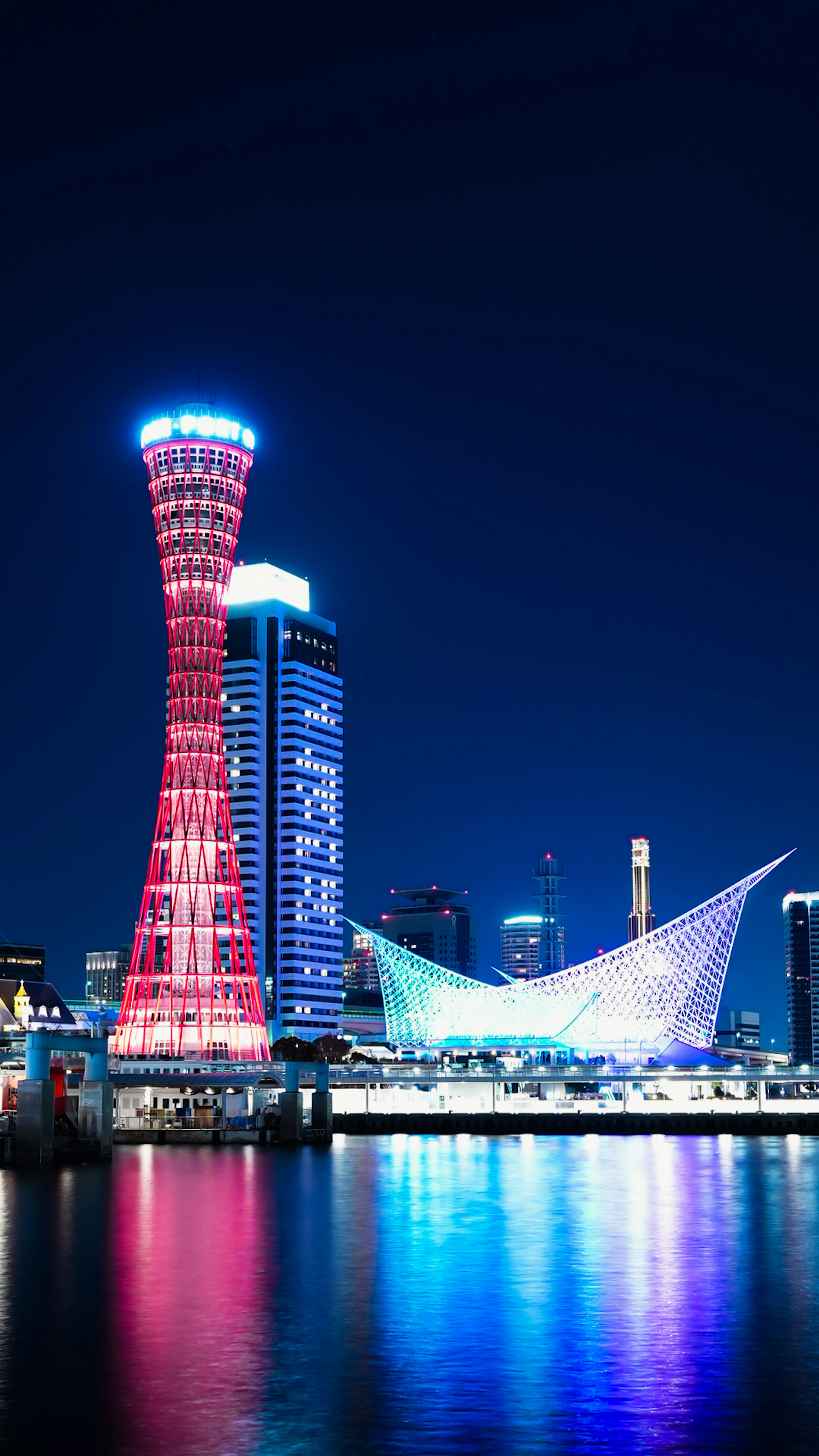 La skyline nocturne de Kobe avec la Tour du Port illuminée et les bâtiments de Harborland