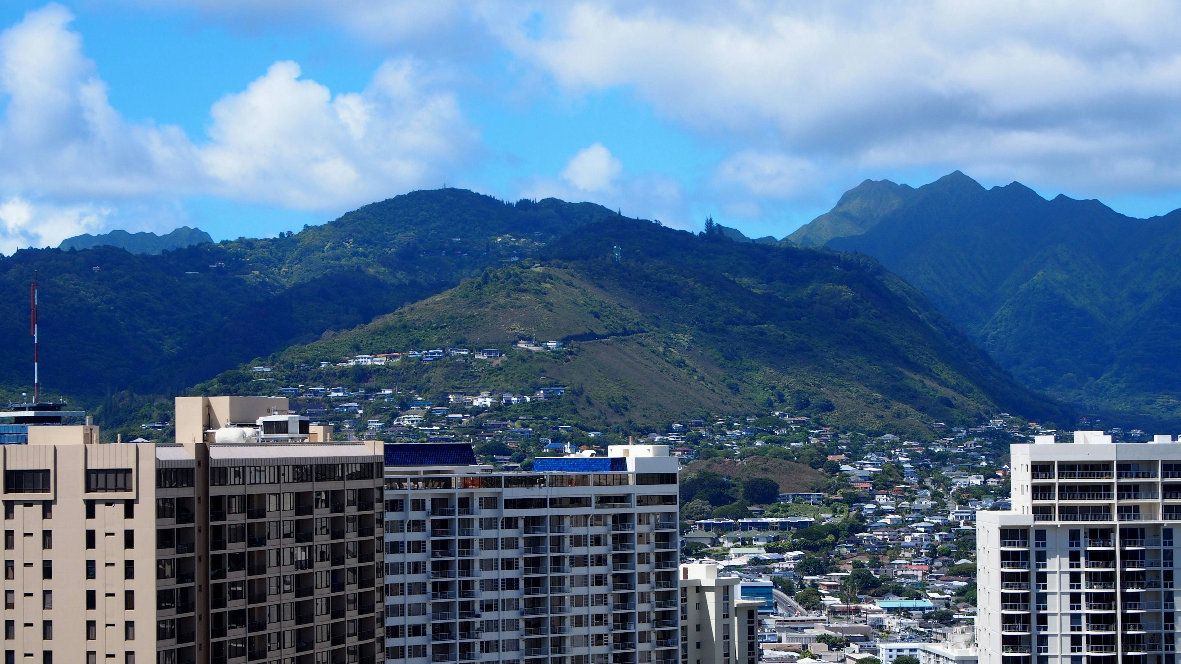 Paisaje urbano con edificios altos y montañas en la isla de Oahu Hawái