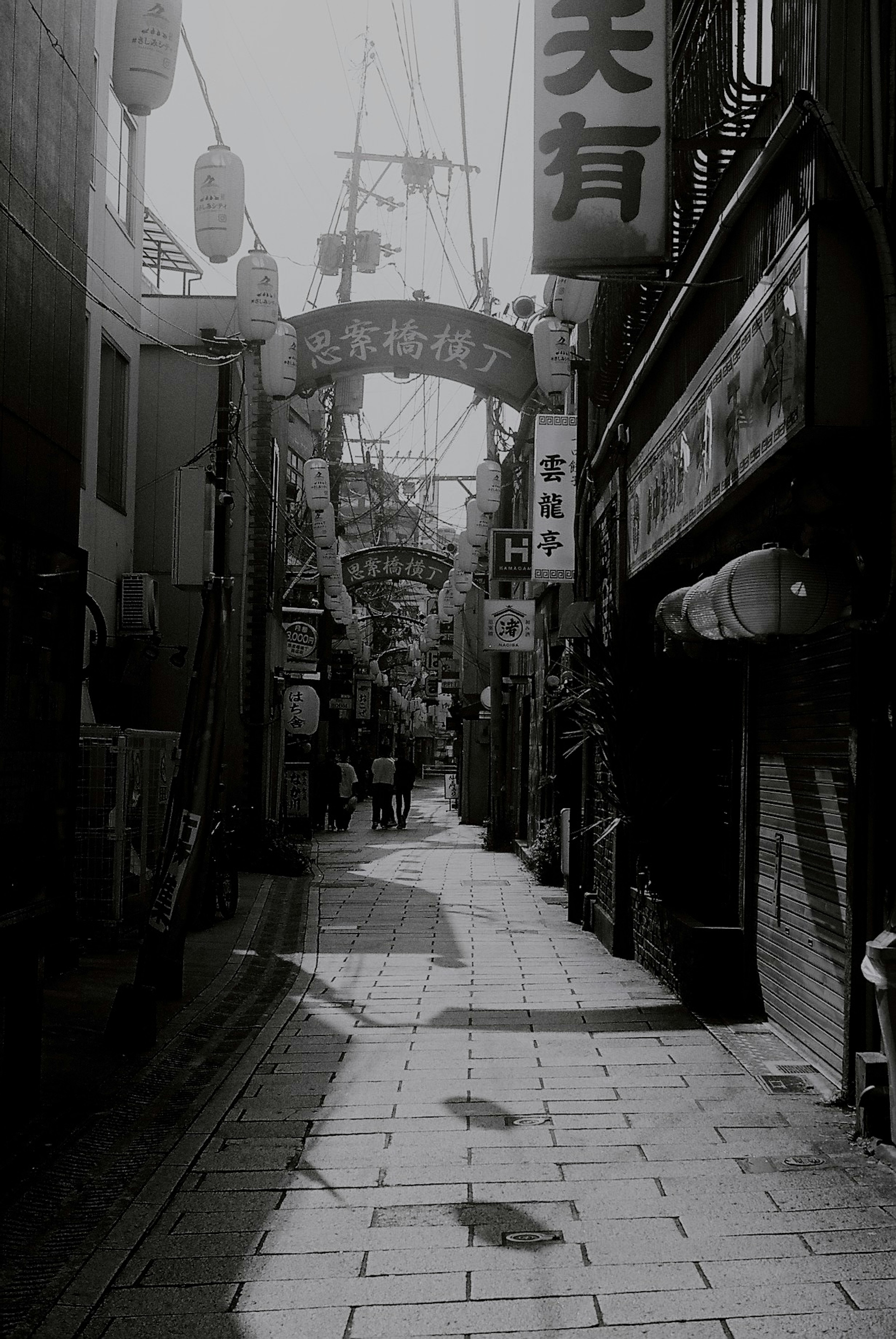 黒白の狭い通りにある看板と建物