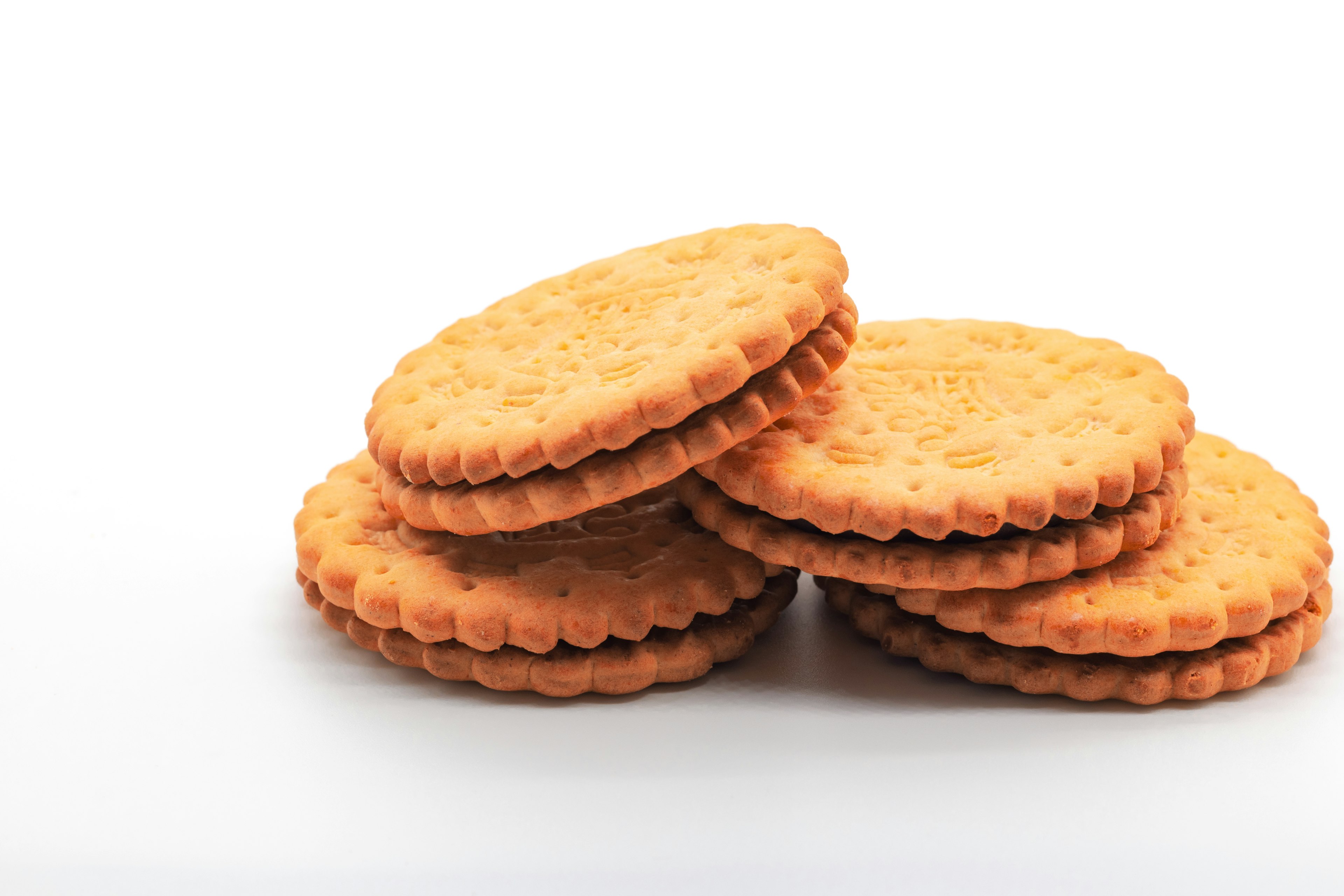 Una pila de galletas redondas sobre un fondo blanco