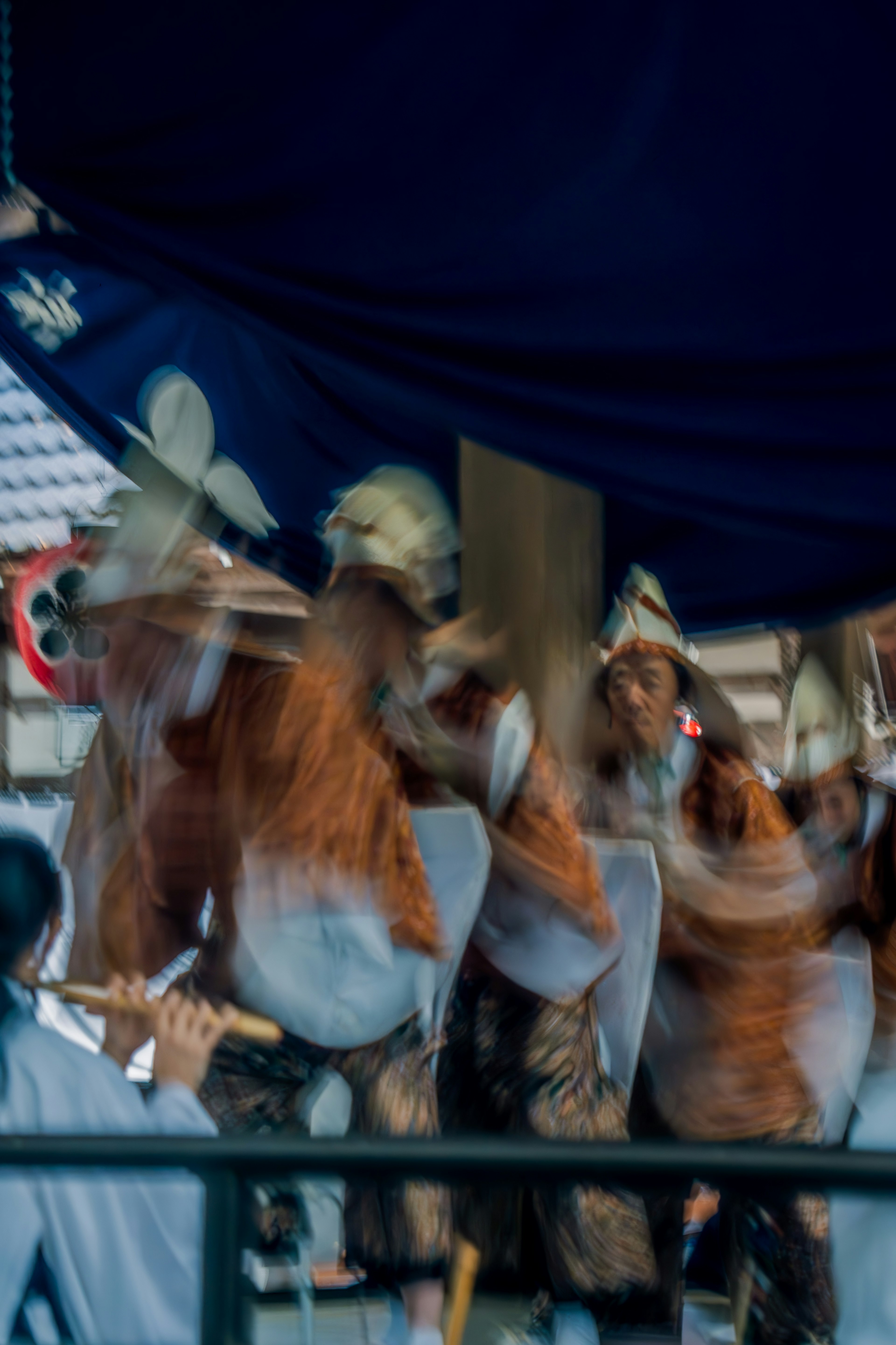 Bailarines tradicionales actuando en un festival con trajes vibrantes