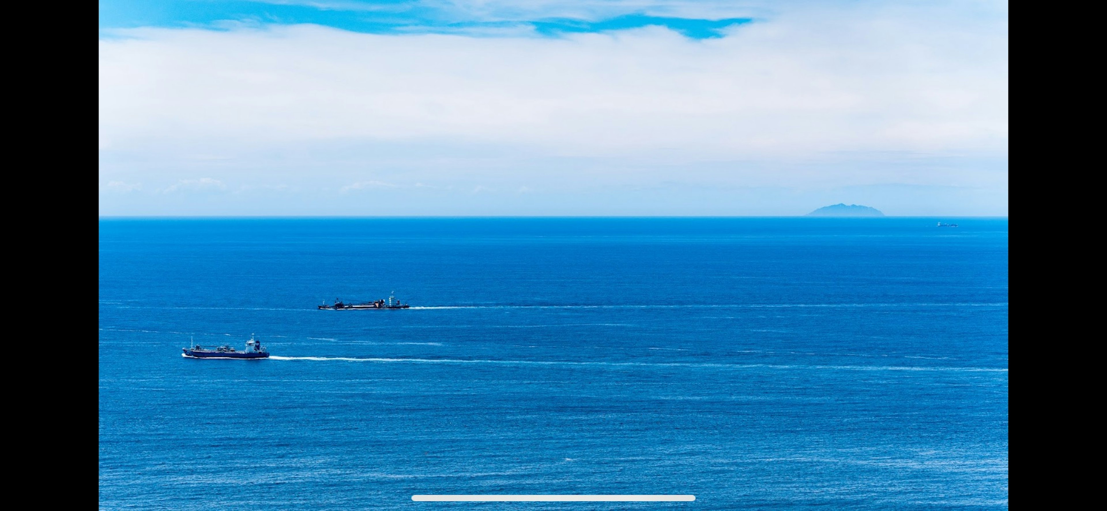 Vista di navi su un oceano blu sotto un cielo sereno