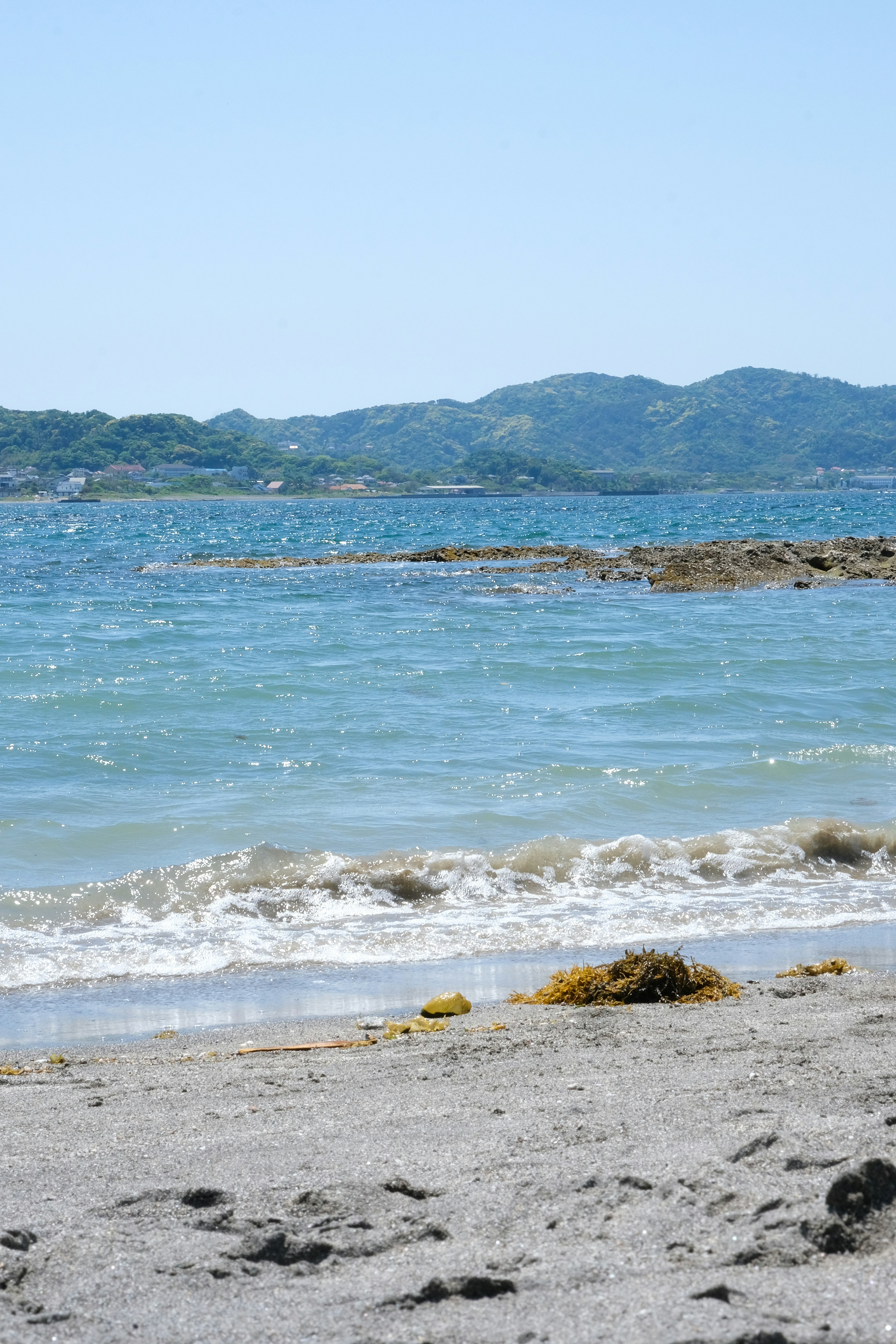 Pemandangan pantai indah dengan laut biru dan pasir