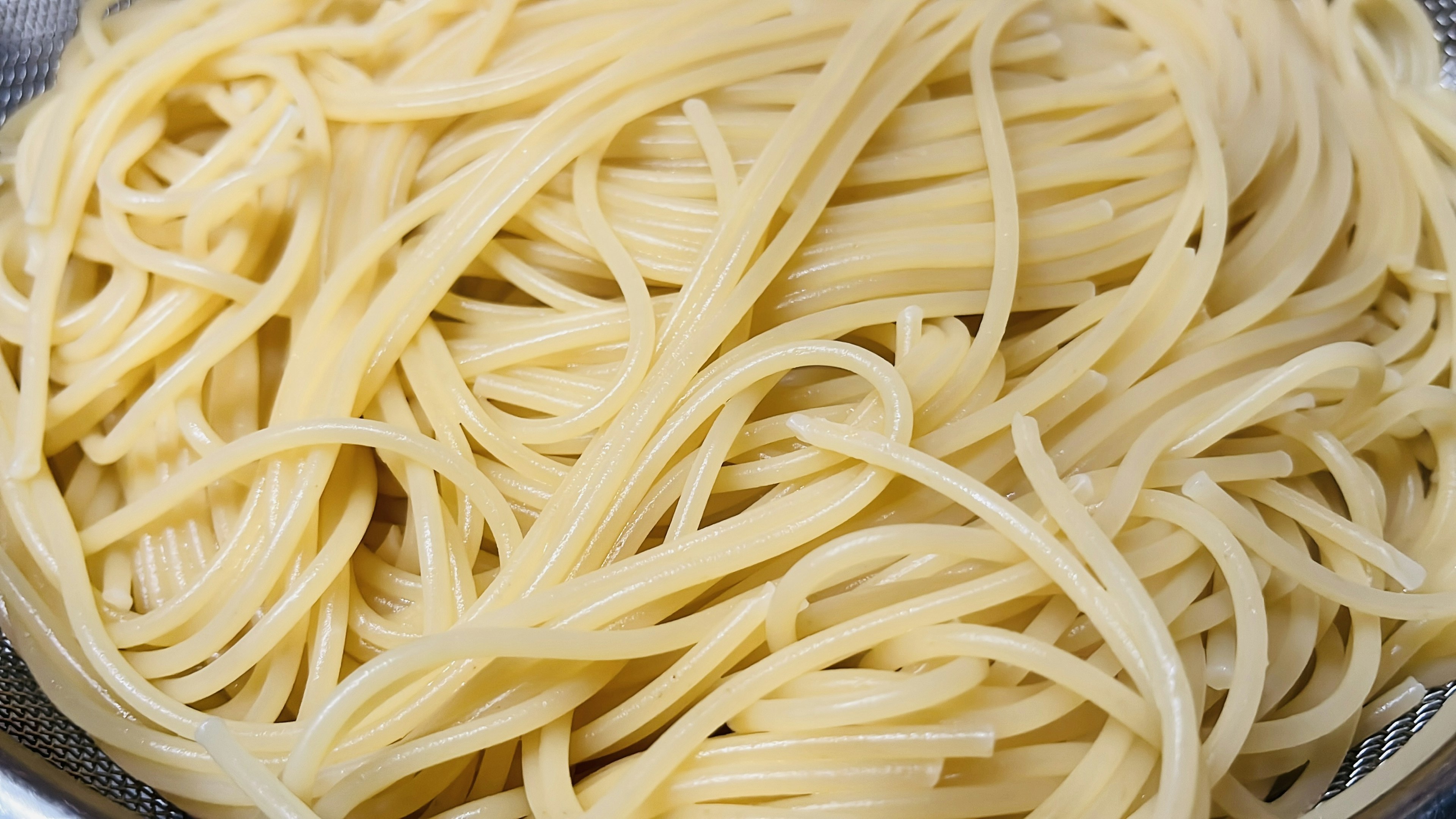 Close-up image of cooked spaghetti