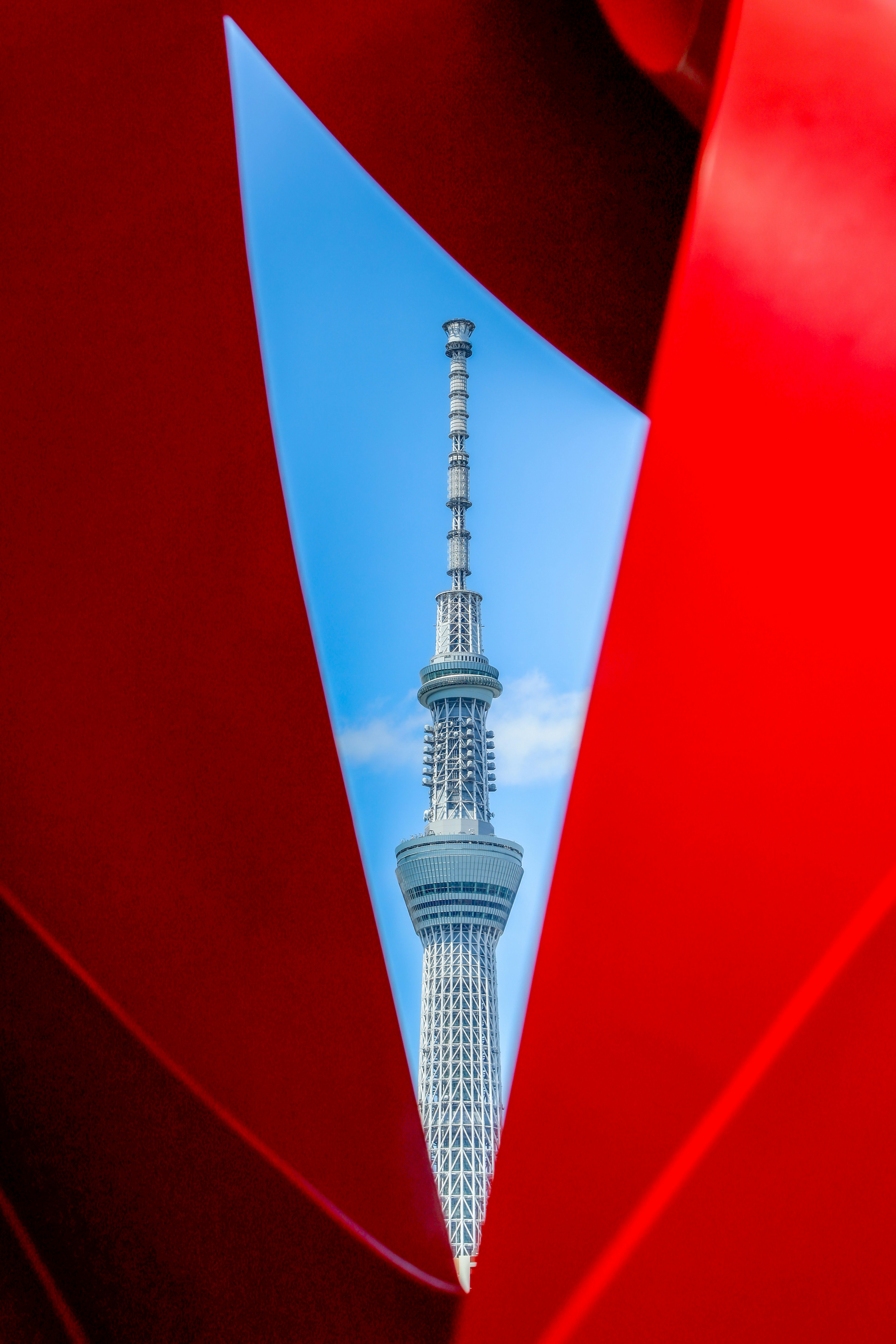 Tokyo Skytree sichtbar durch ein rotes Objekt