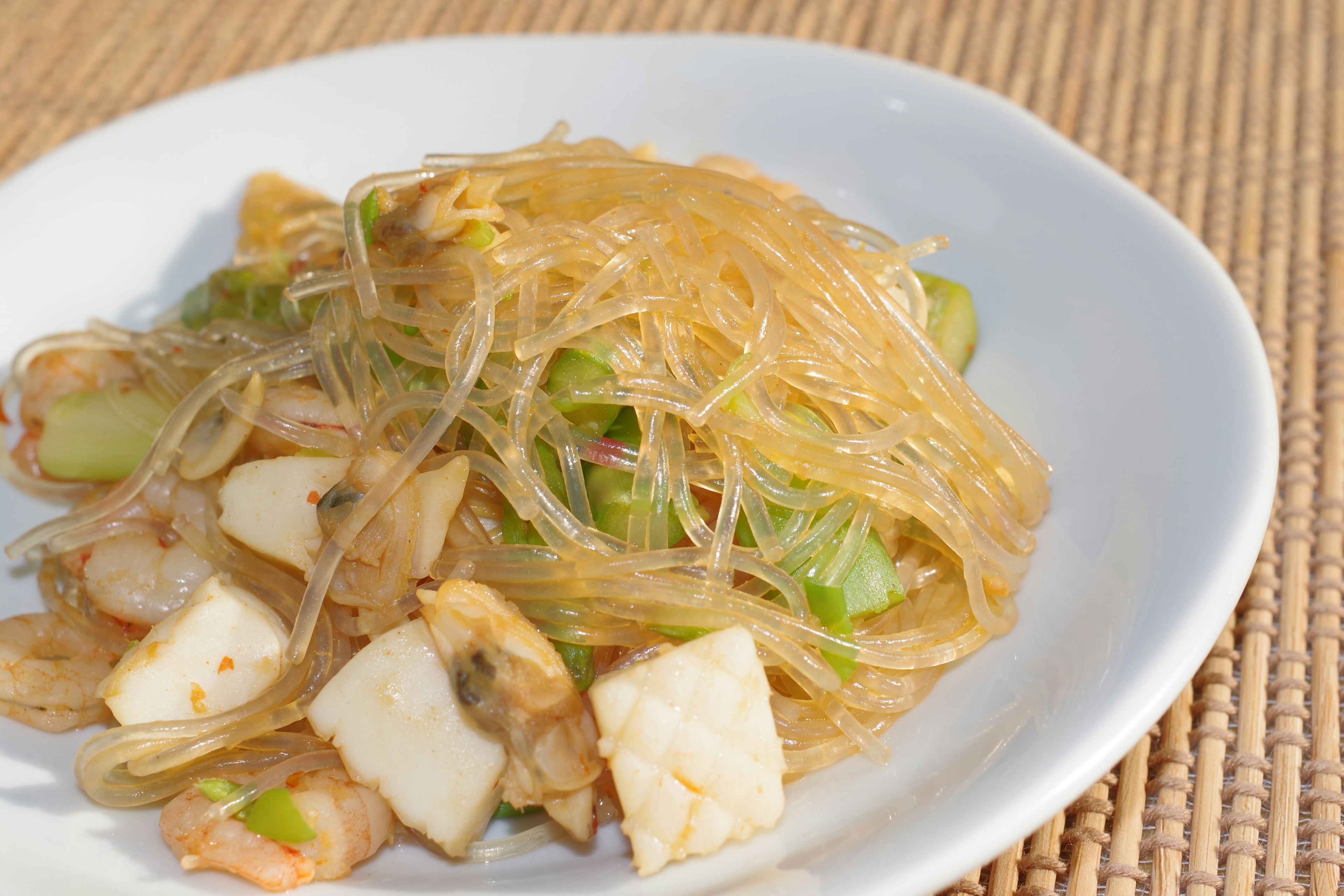 Piatto di noodle di vetro saltati con gamberi e verdure