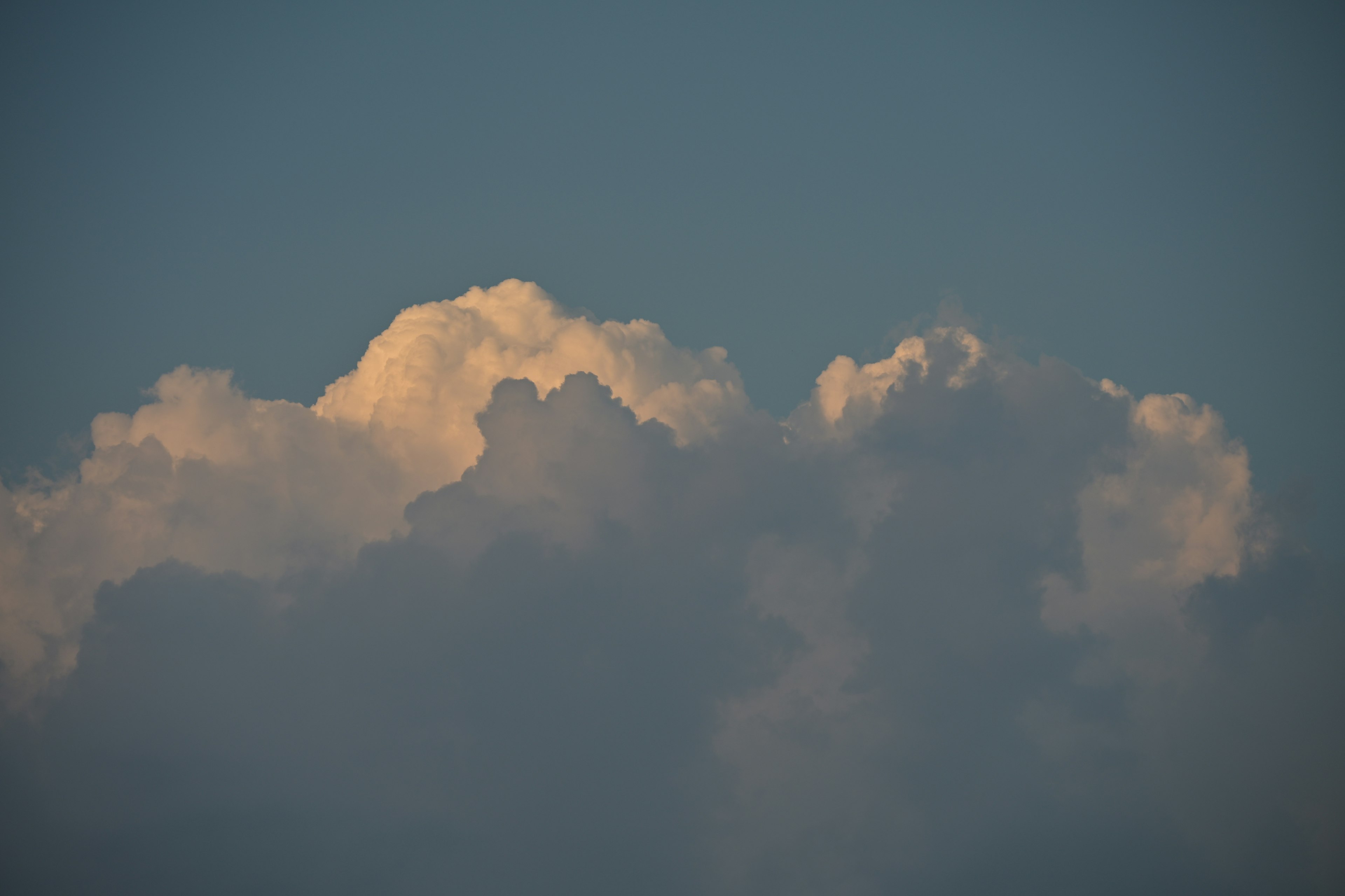 Un groupe de nuages blancs contre un ciel bleu