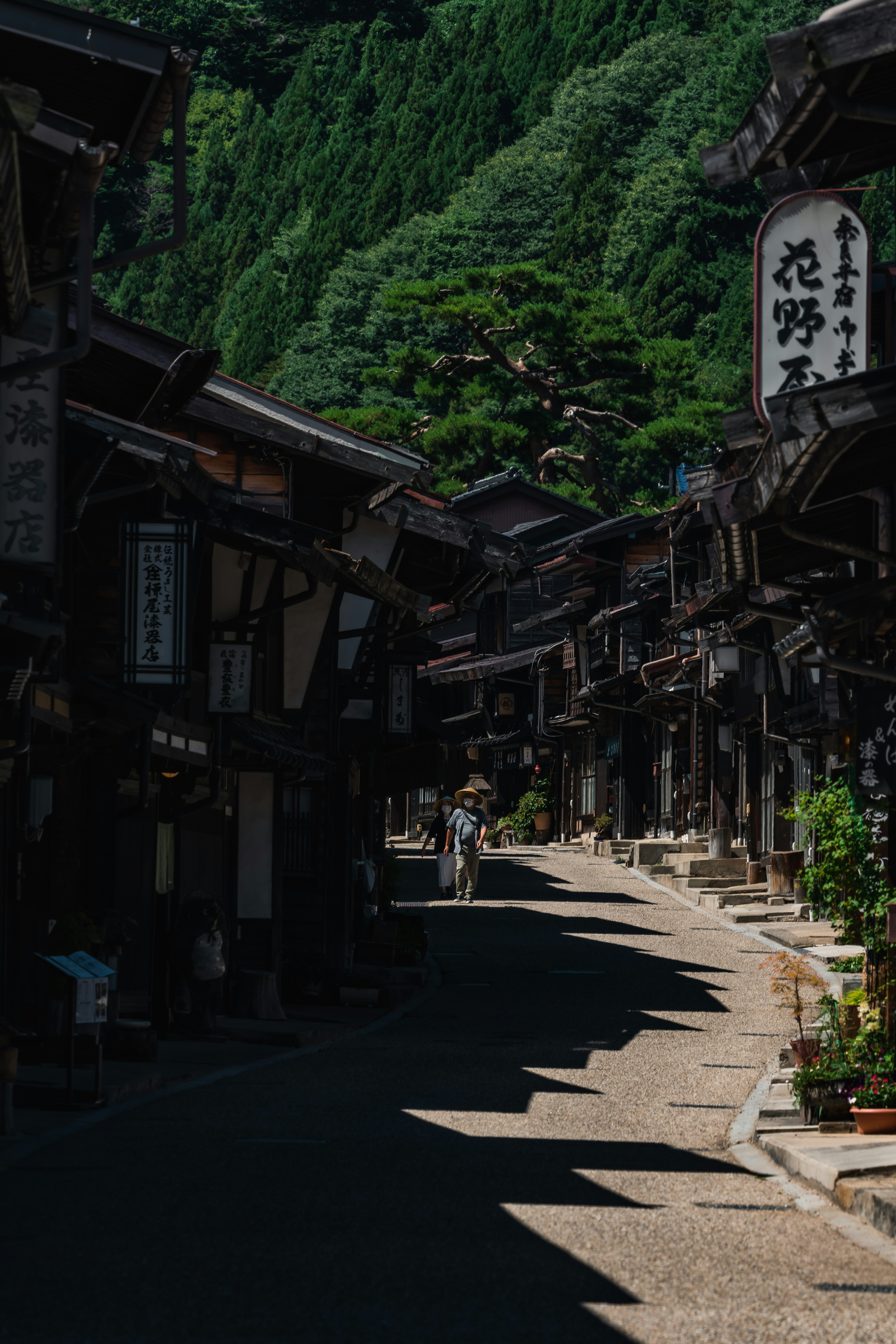 古い街並みと山々が見える静かな道