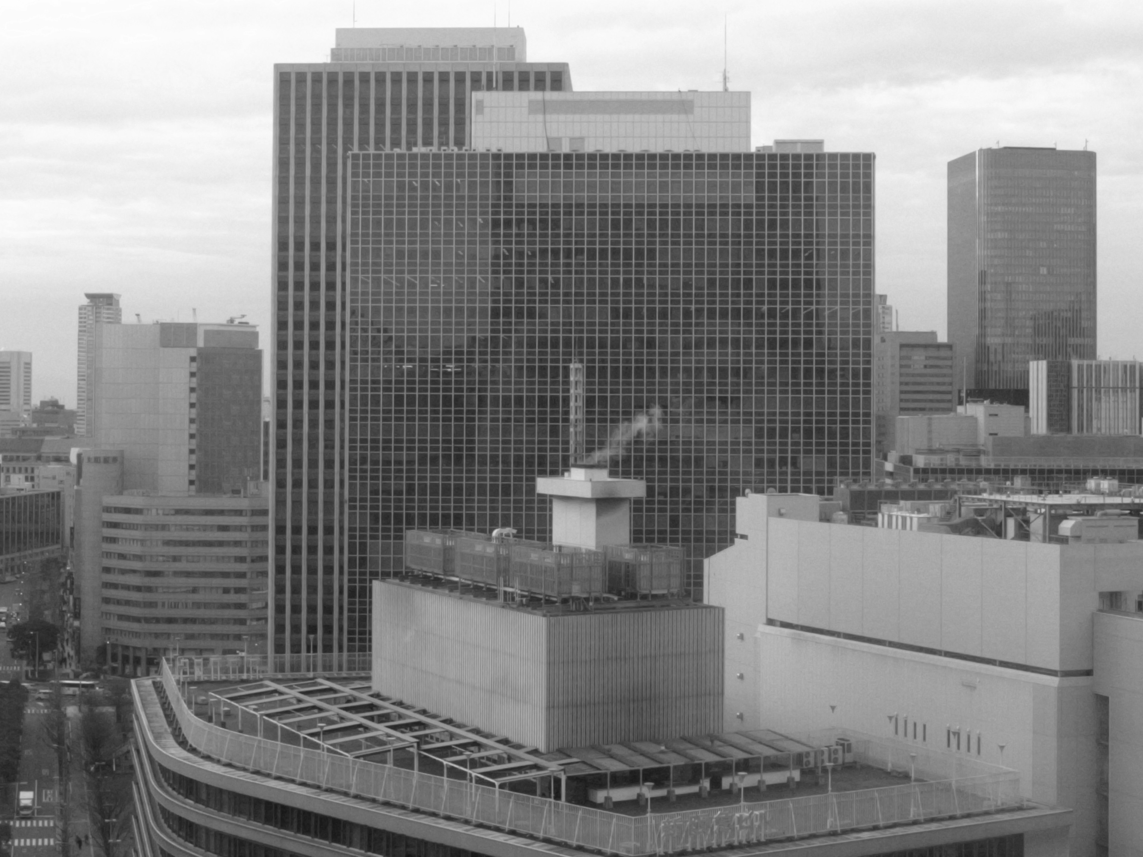 Imagen en blanco y negro con el horizonte de rascacielos urbanos