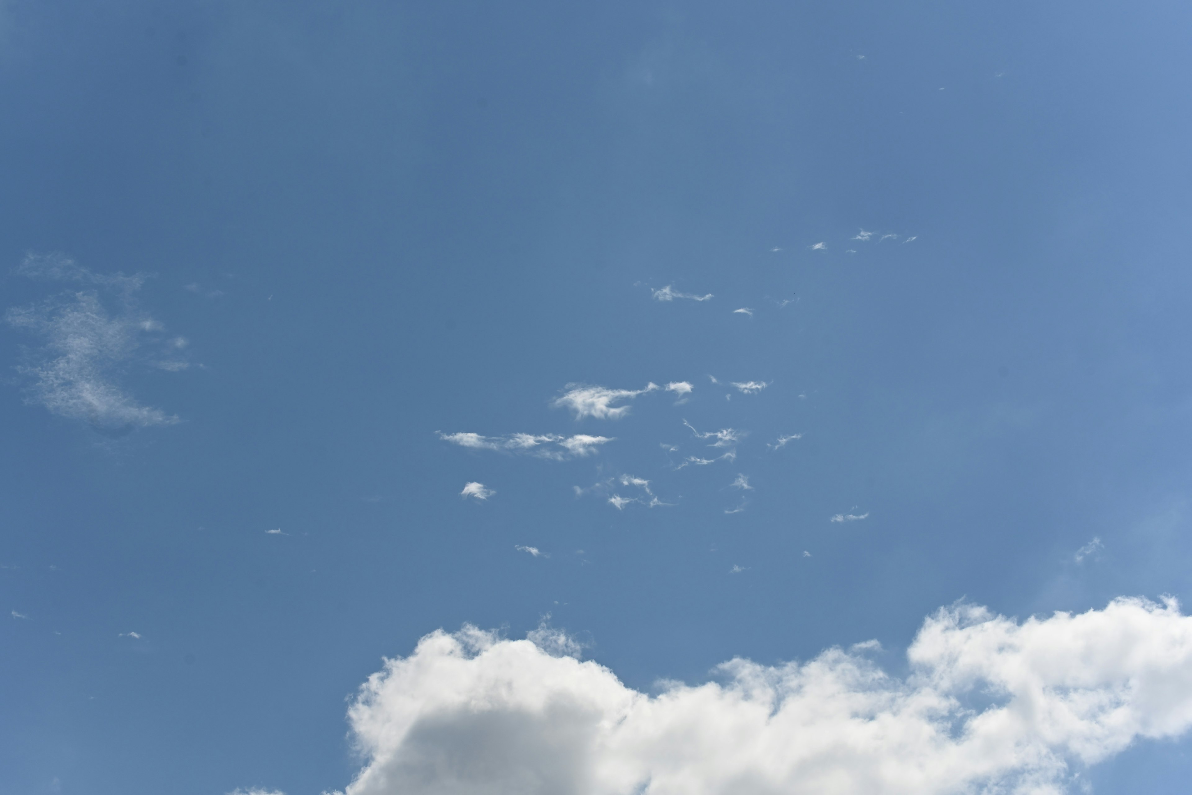 Nuages blancs flottant dans un ciel bleu avec des nuages fins