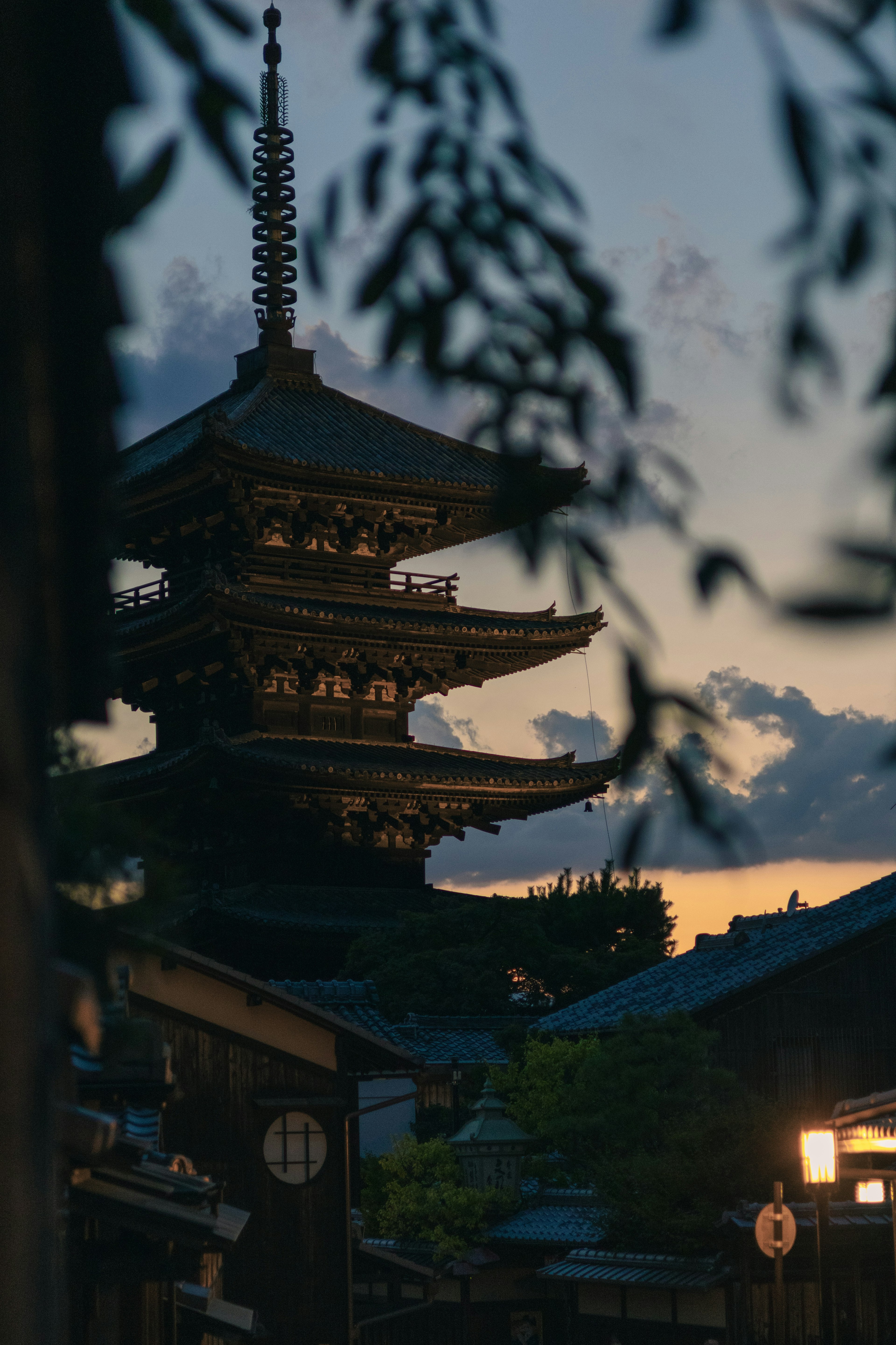 Silhouette di una pagoda al tramonto con architettura tradizionale