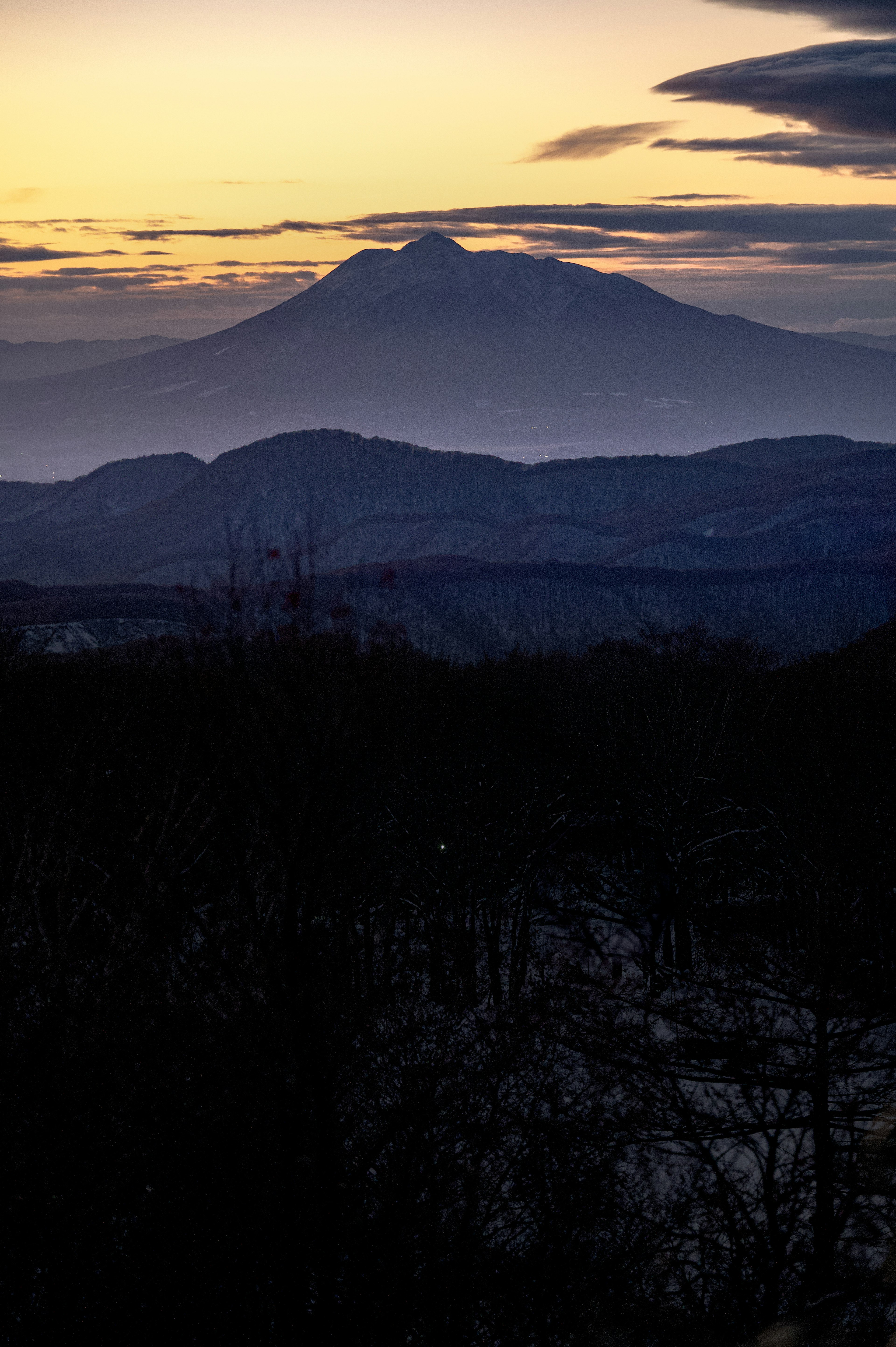 夕暮れ時の山々のシルエットが美しい風景