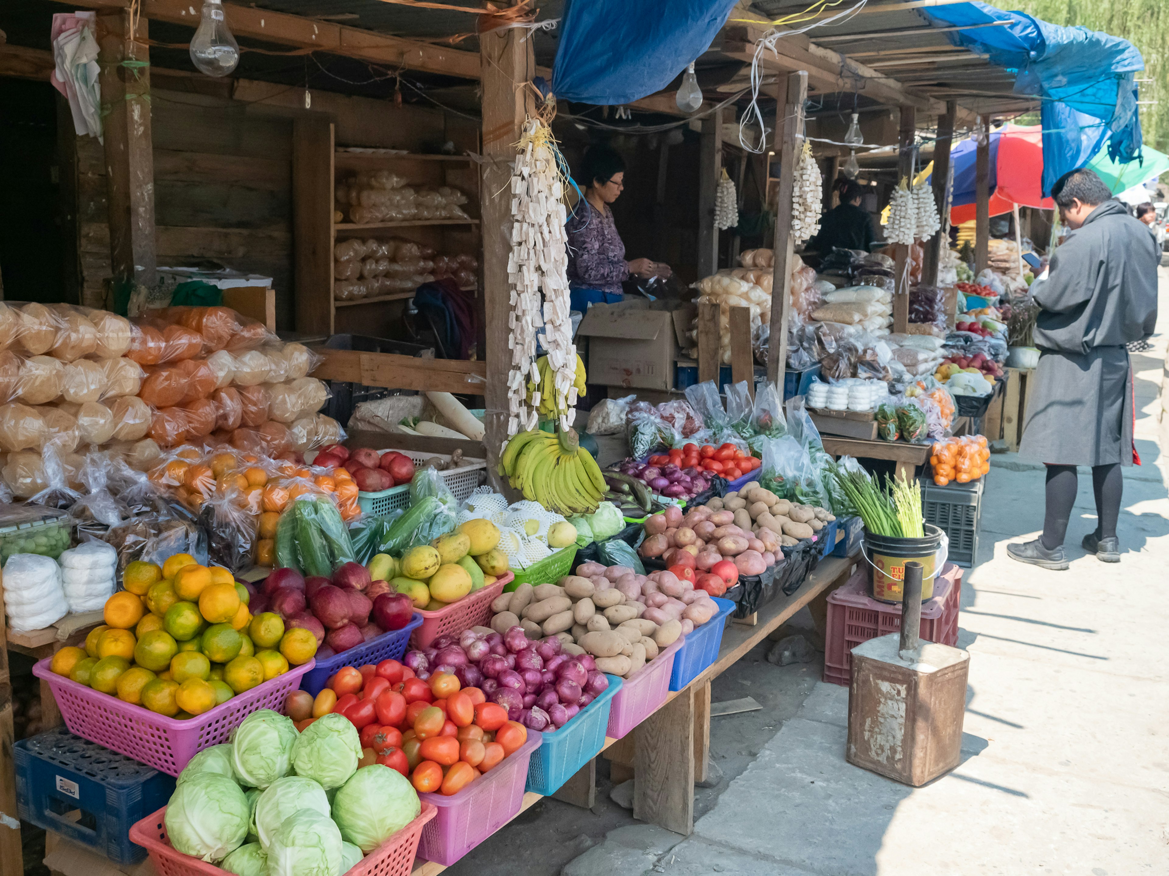 Esposizione colorata di frutta e verdura in un mercato