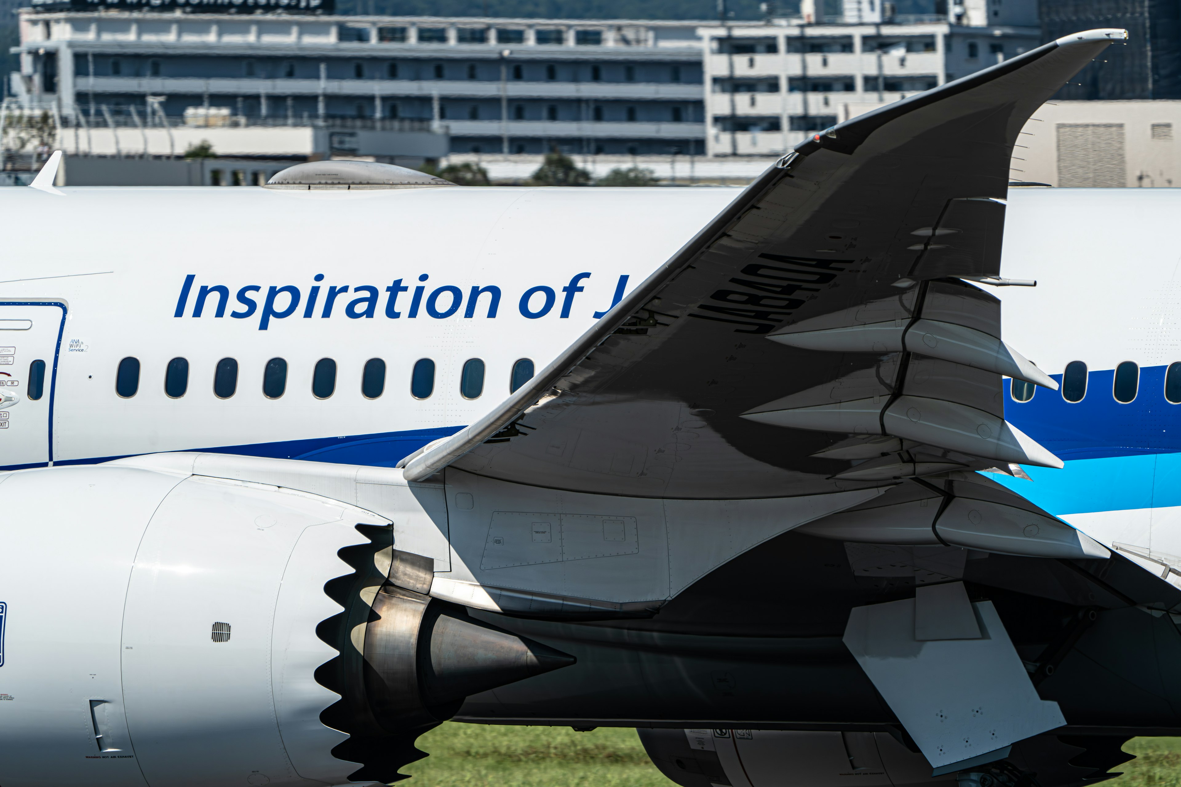 航空機の翼とエンジンの詳細が映った写真で「Inspiration of Japan」の文字が見える