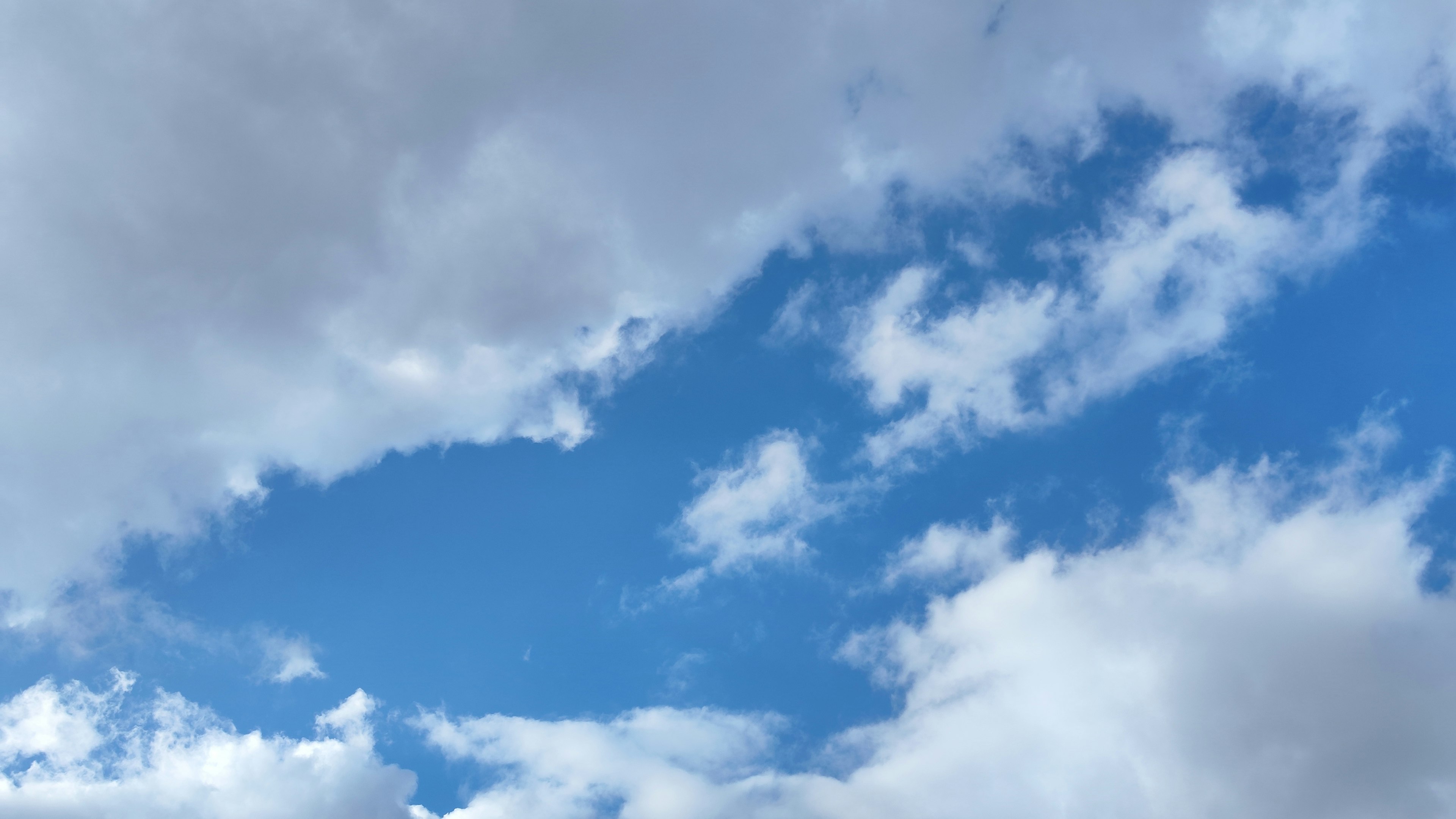 Una vista escénica de nubes blancas contra un cielo azul