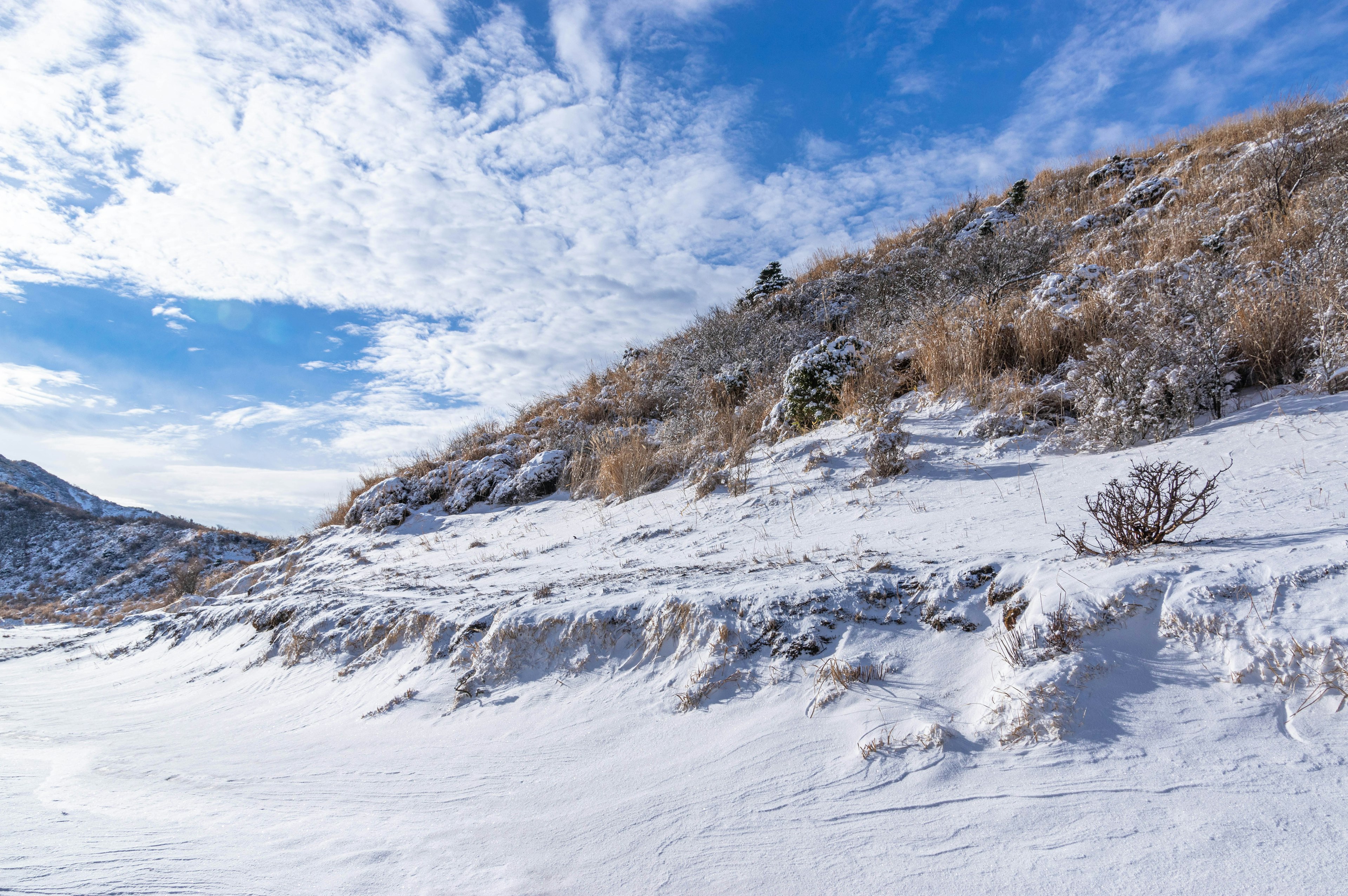 Colline couverte de neige sous un ciel bleu clair