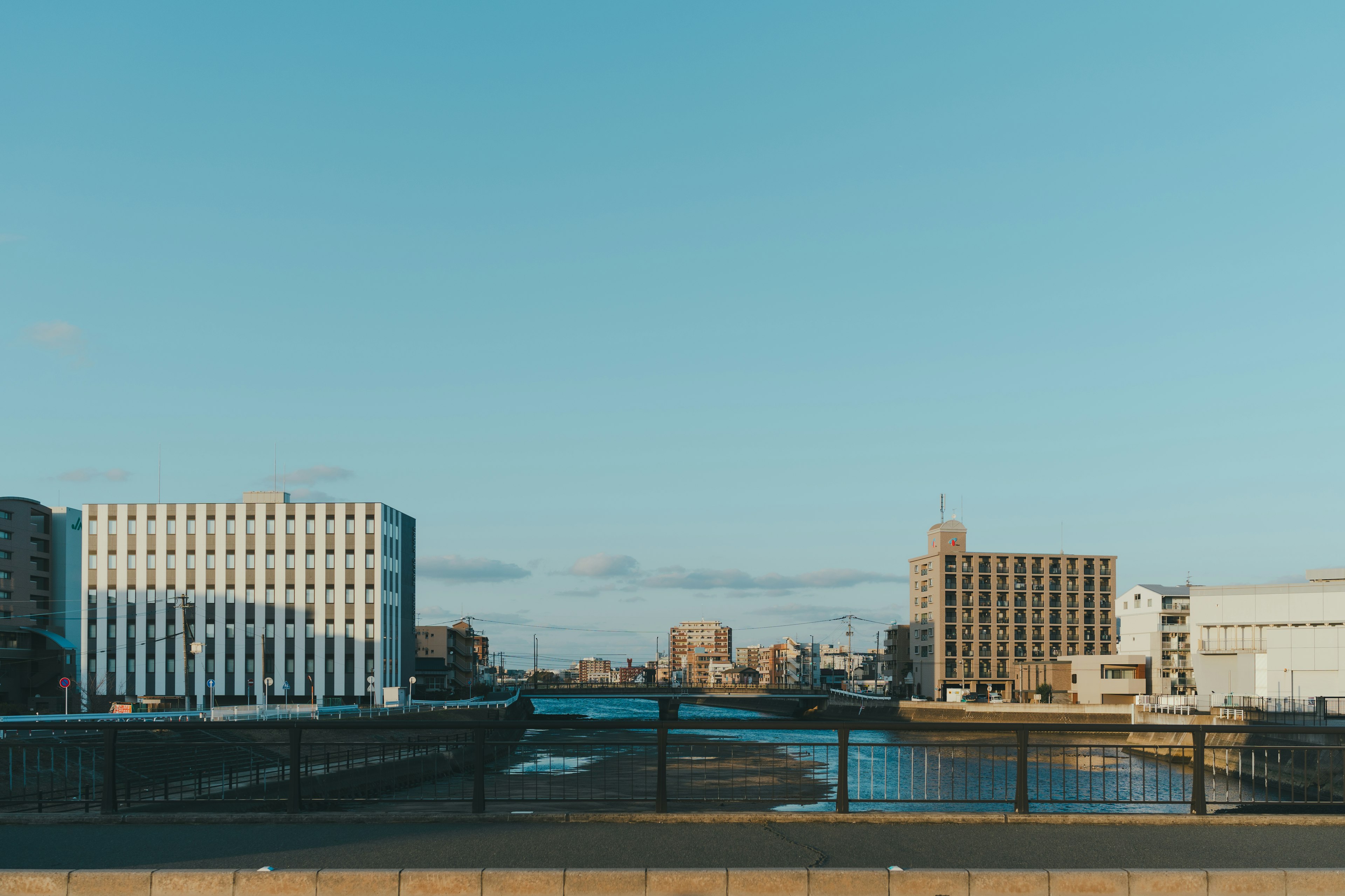 Eine Flussansicht mit Gebäuden unter einem klaren blauen Himmel