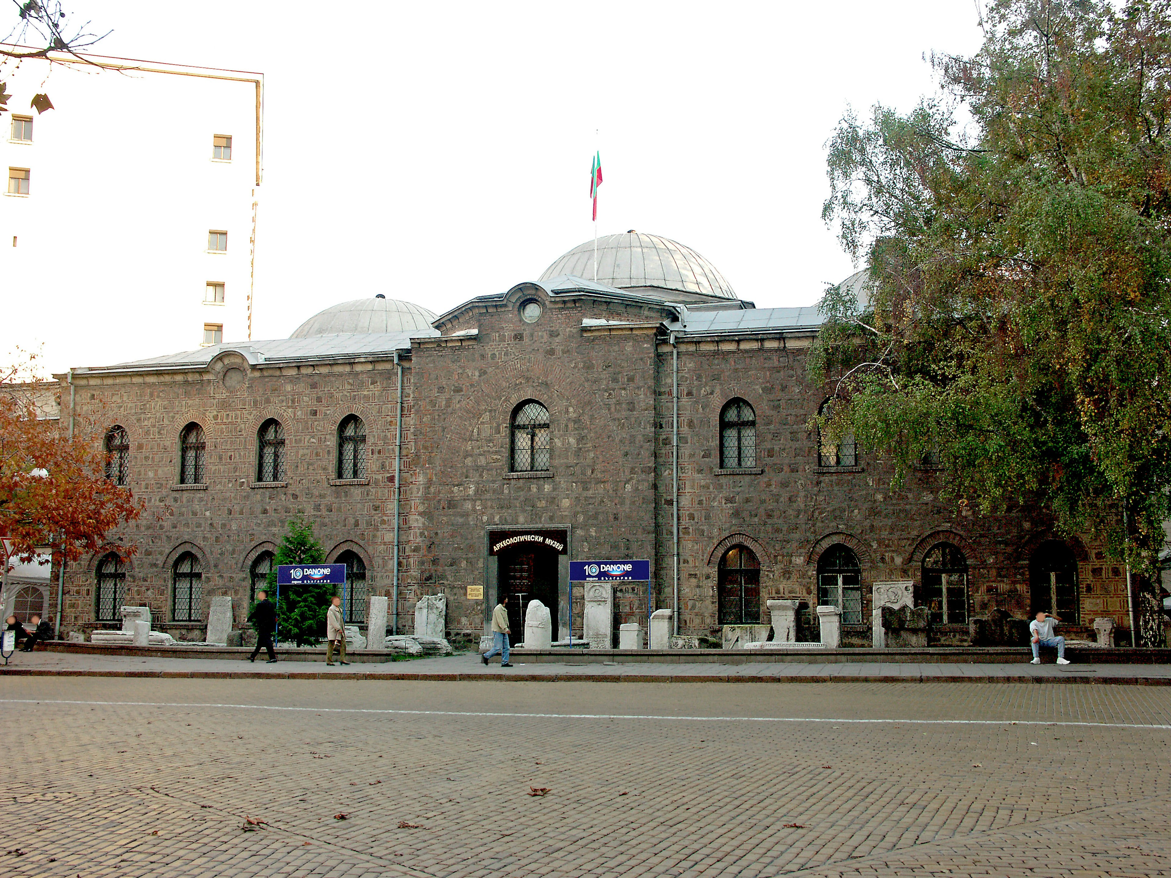 Historisches Steingebäude mit Kuppeldächern und gewölbten Fenstern