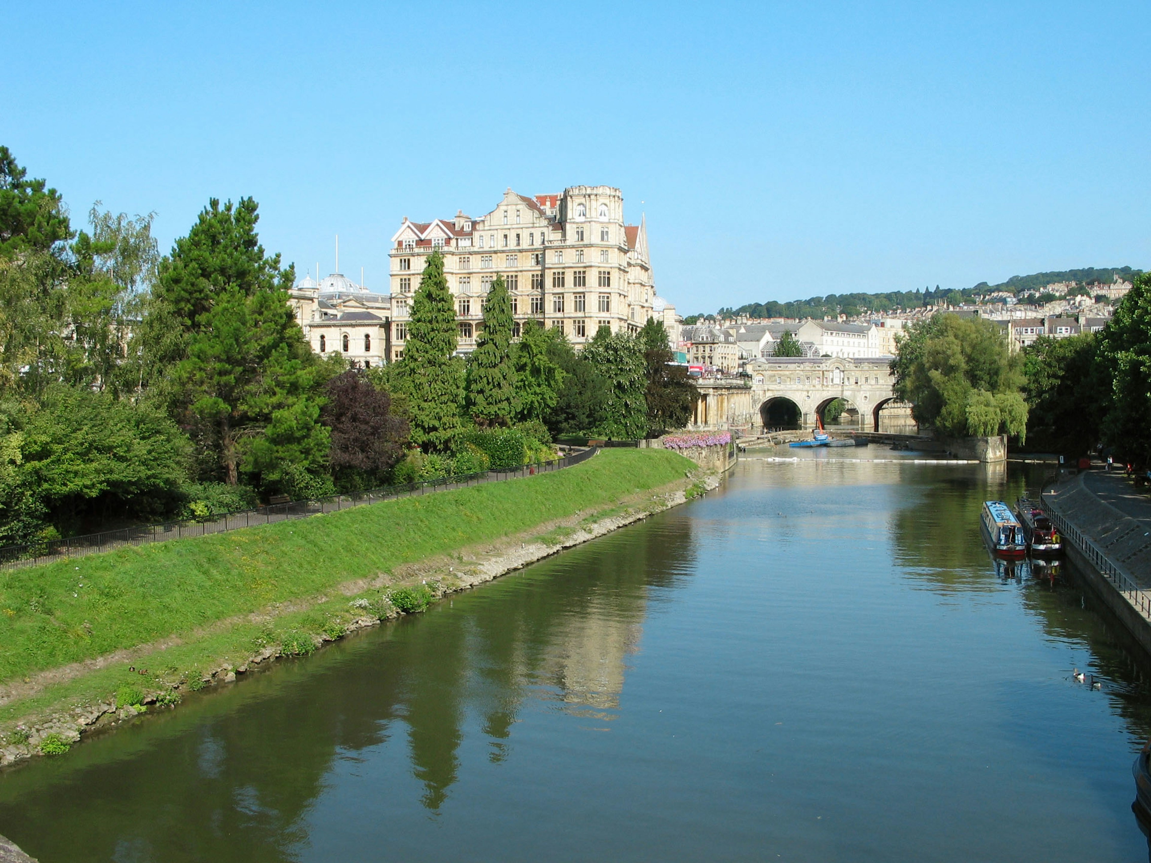 Vista escénica de un río con árboles verdes bajo un cielo azul claro