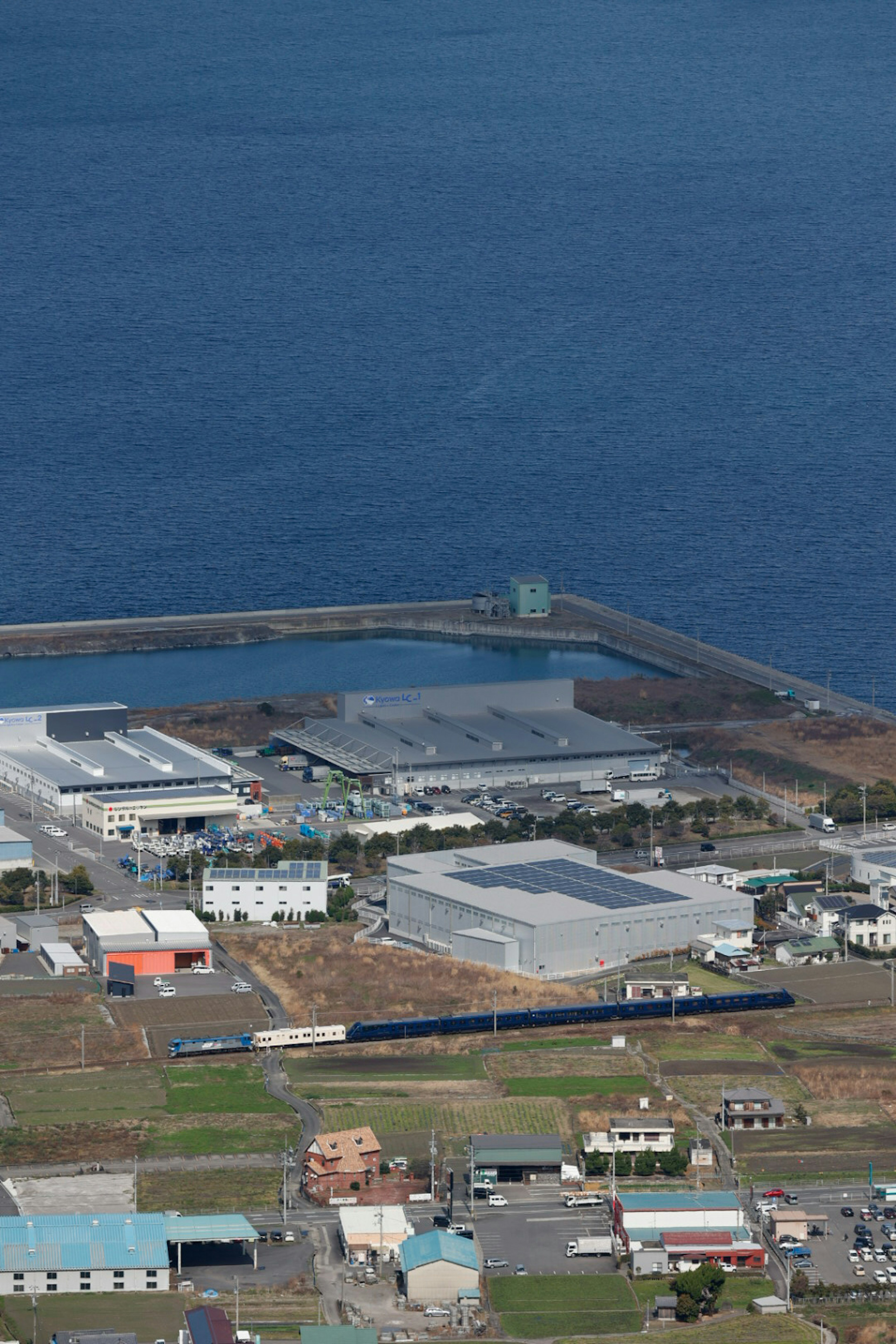 Vue aérienne d'une zone industrielle au bord de la mer