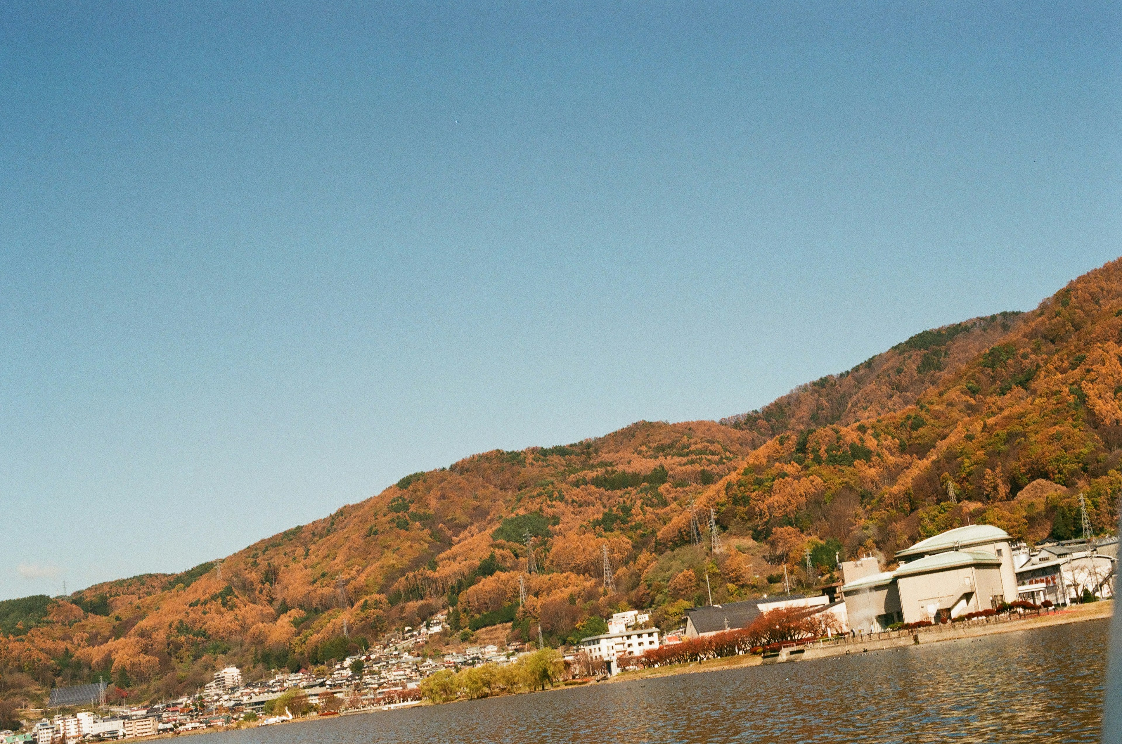 穏やかな湖と秋の山々の景色の写真