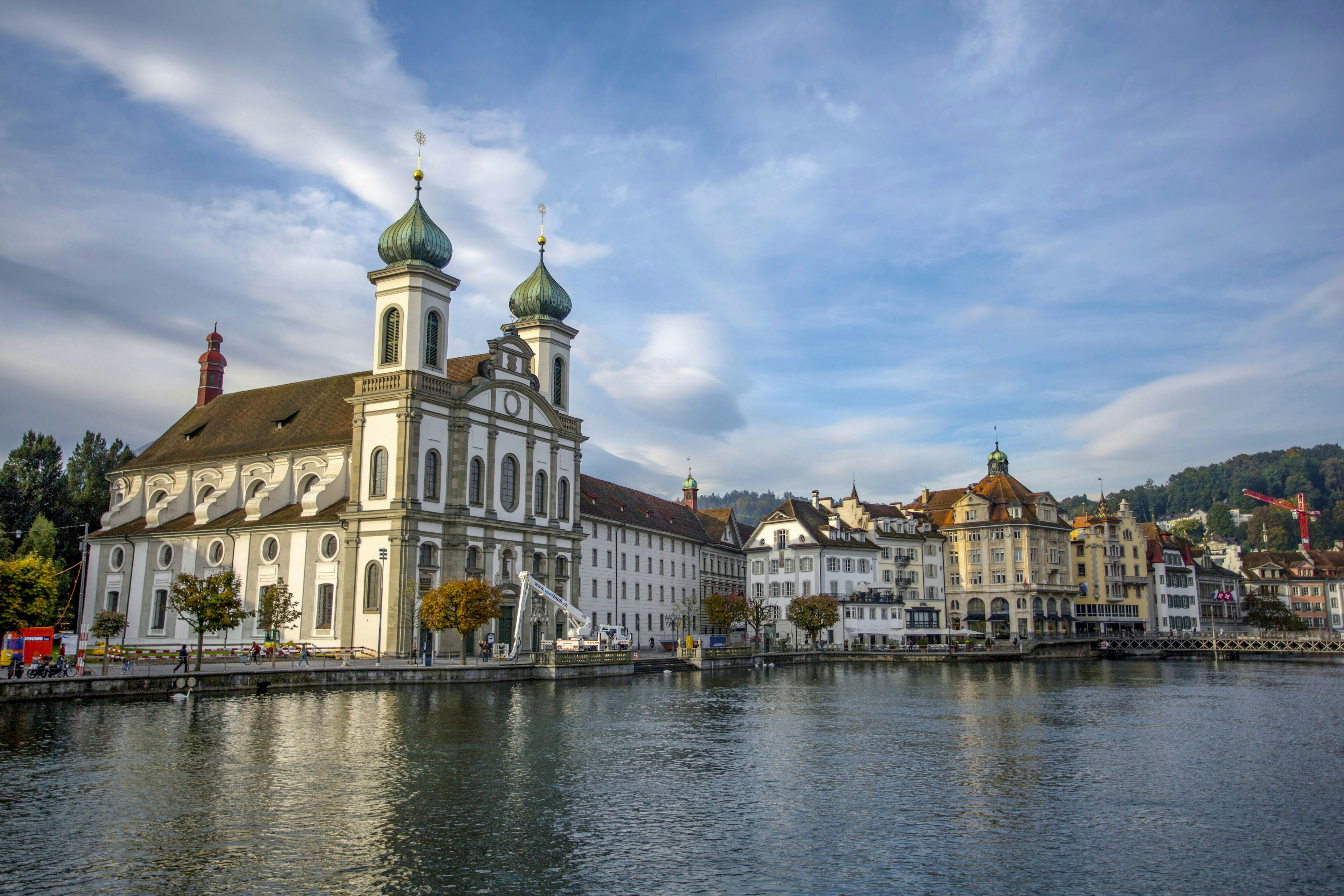 Vista bellissima di Lucerna con il lago e edifici storici sotto un cielo blu con nuvole