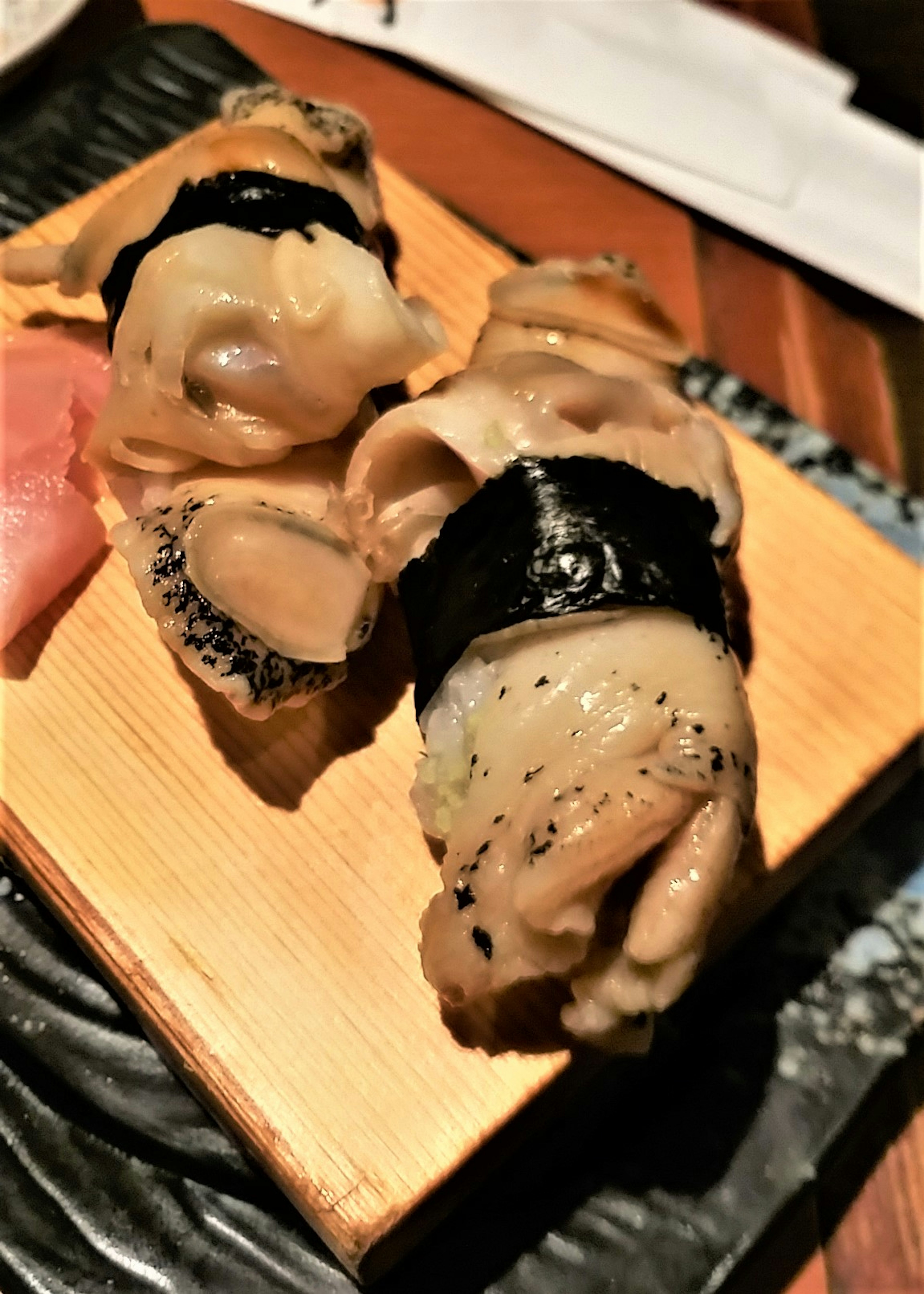 Sushi avec des fruits de mer sur une assiette en bois