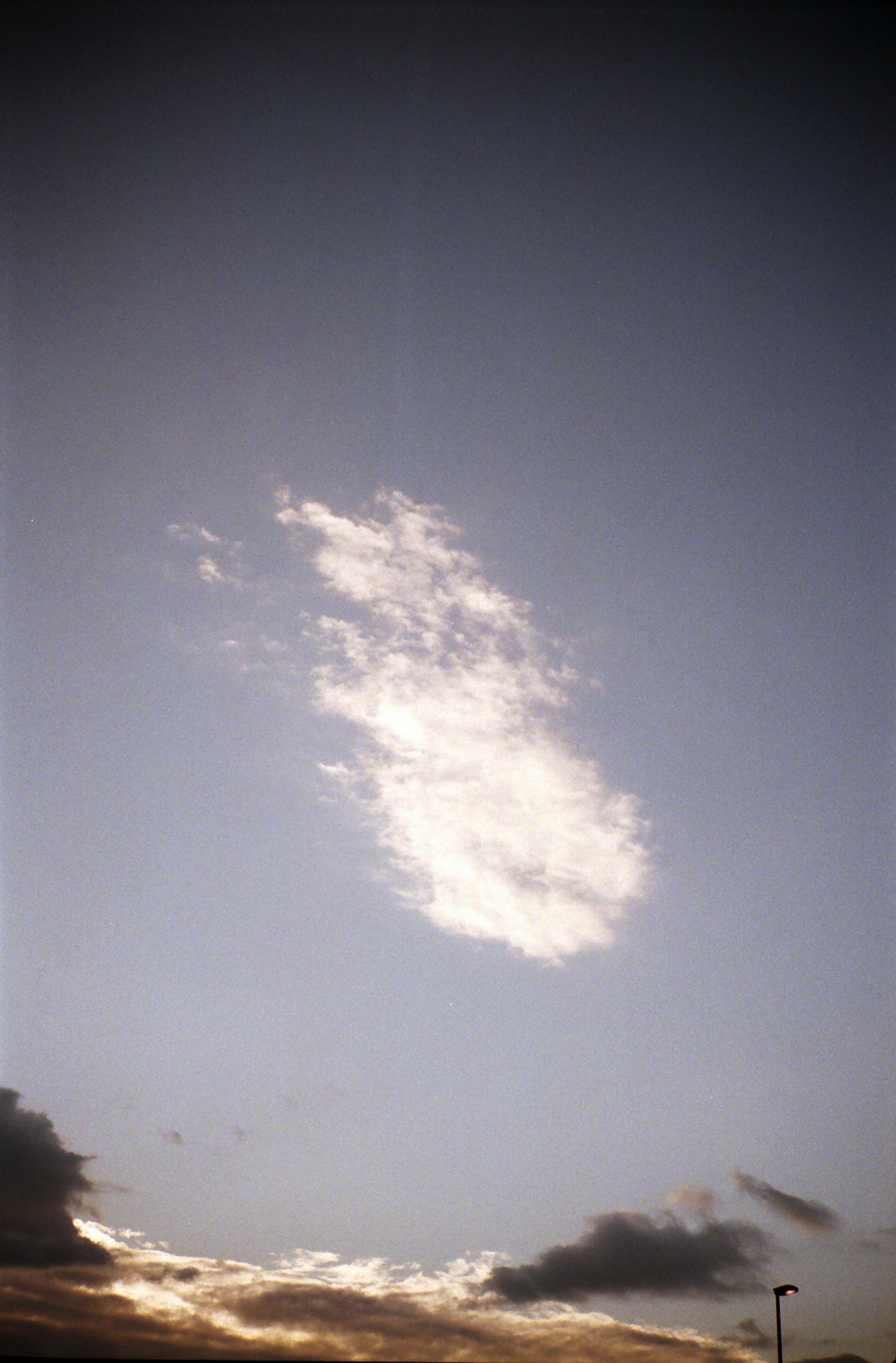 Nuage de forme unique flottant dans un ciel bleu