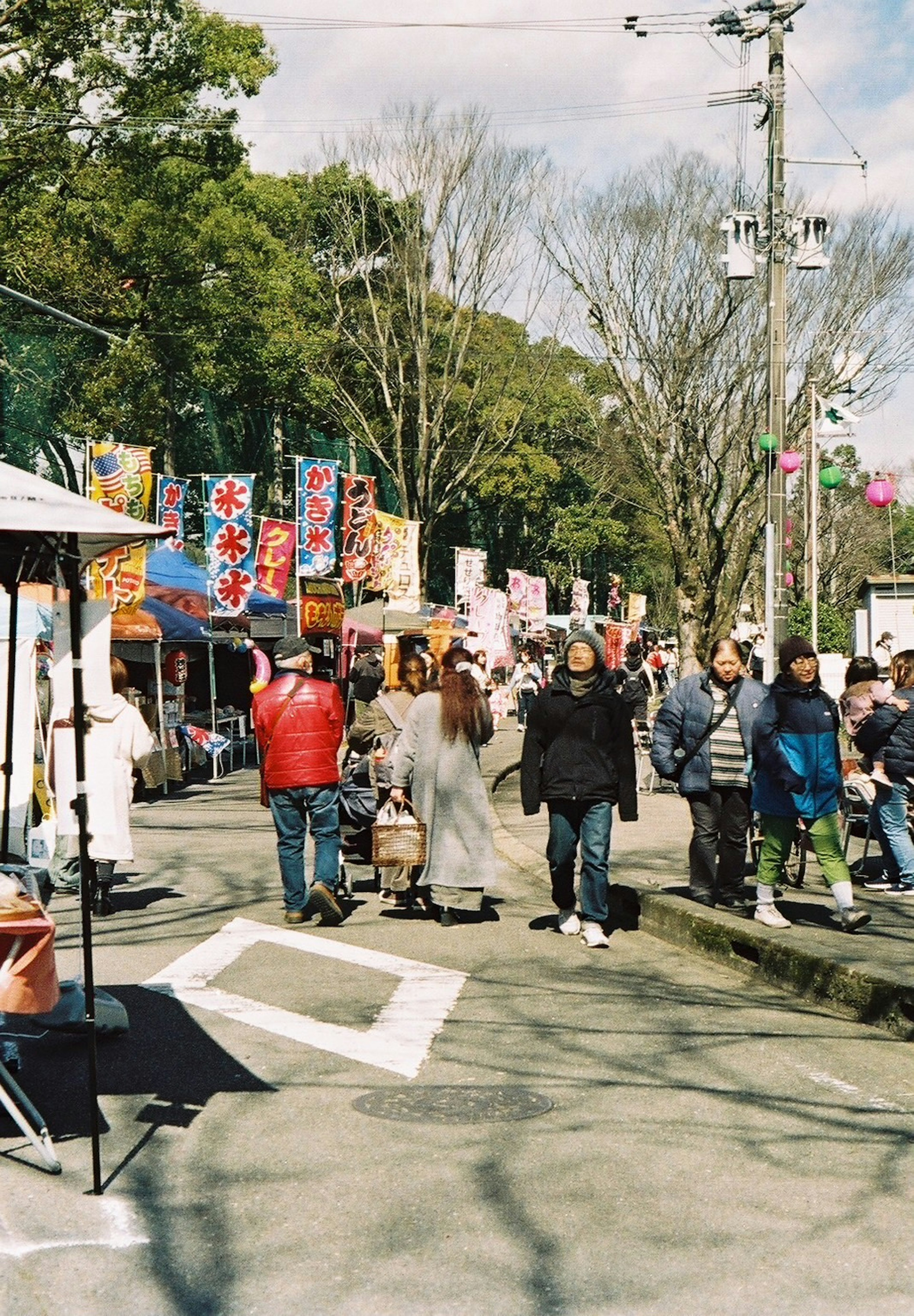 Scena di festival vivace con bancarelle di cibo e folle di persone