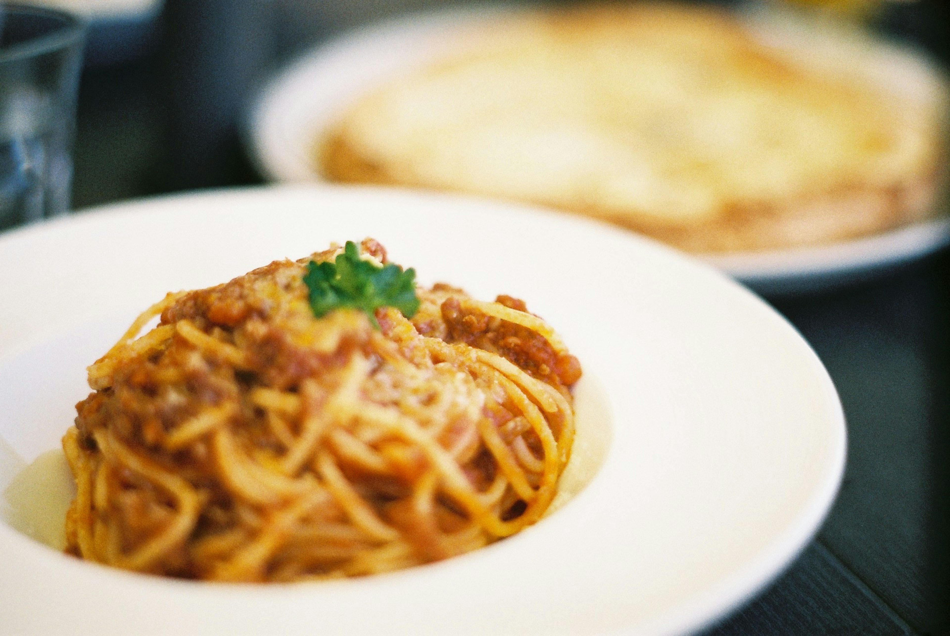 Deliziosa spaghetti alla bolognese servita su un piatto bianco