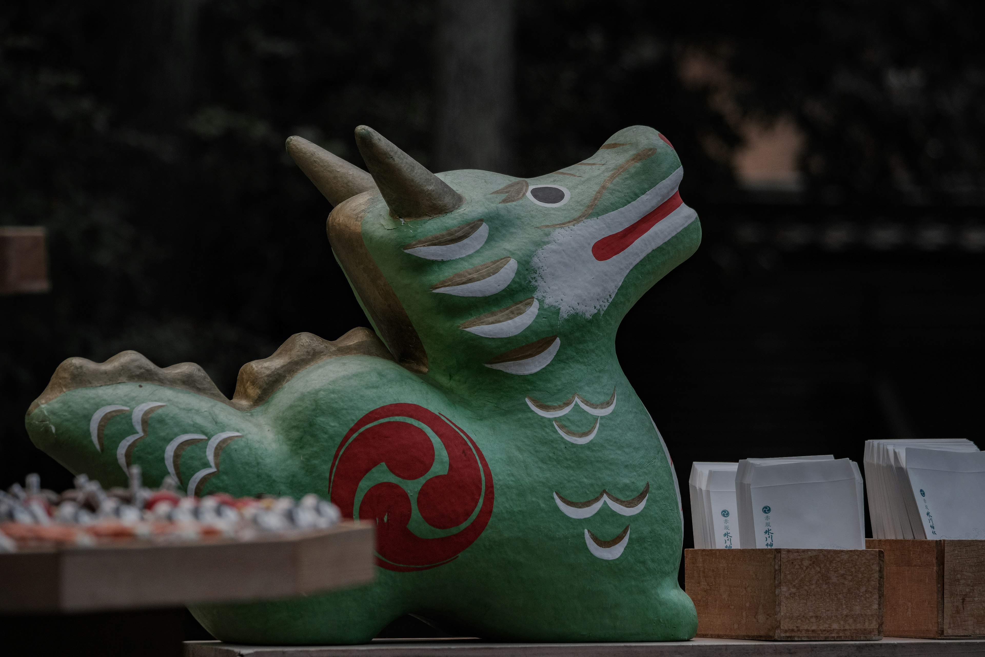 Escultura de dragón verde con patrones rojos