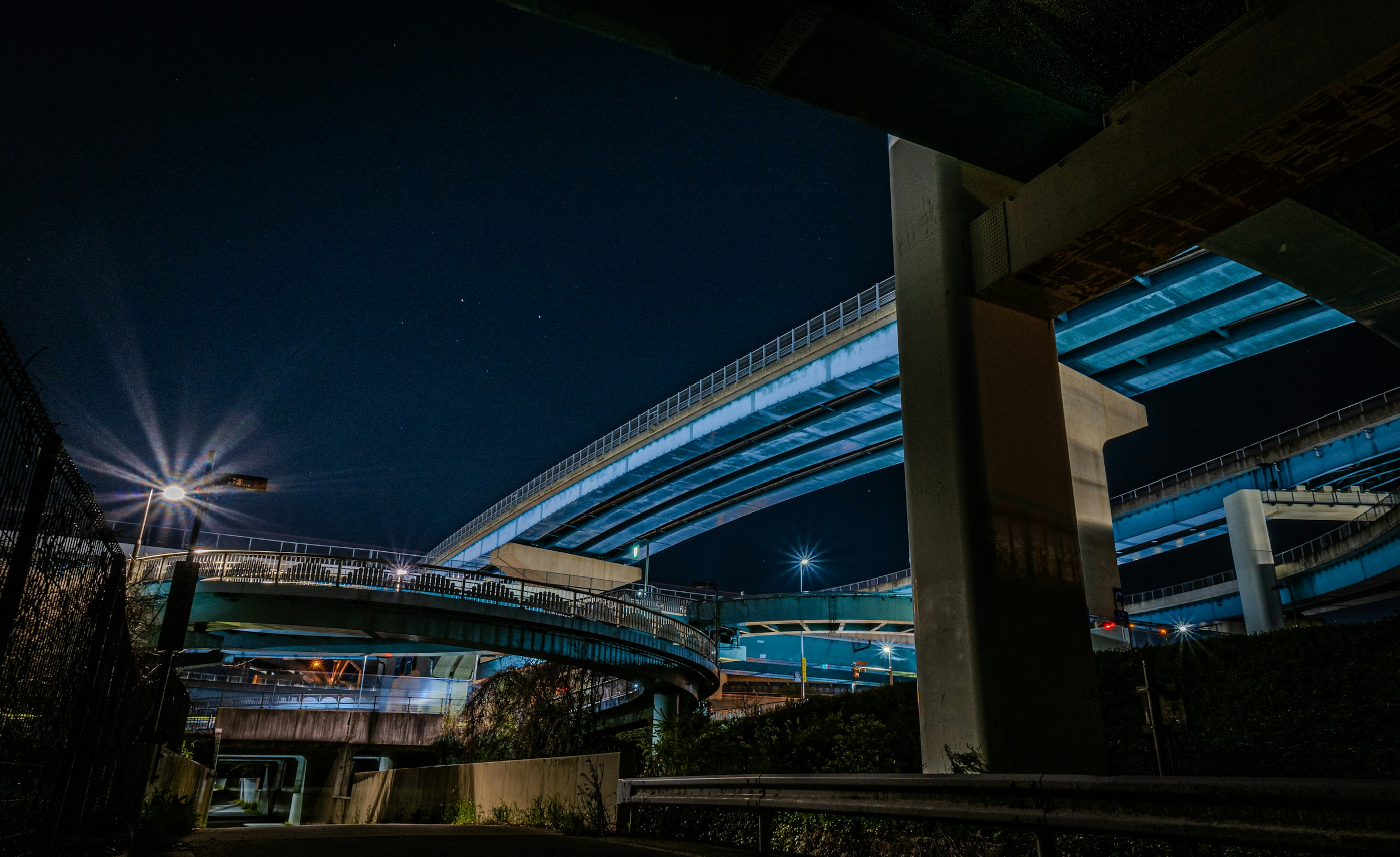 Structure magnifique de routes élevées entrelacées sous le ciel nocturne