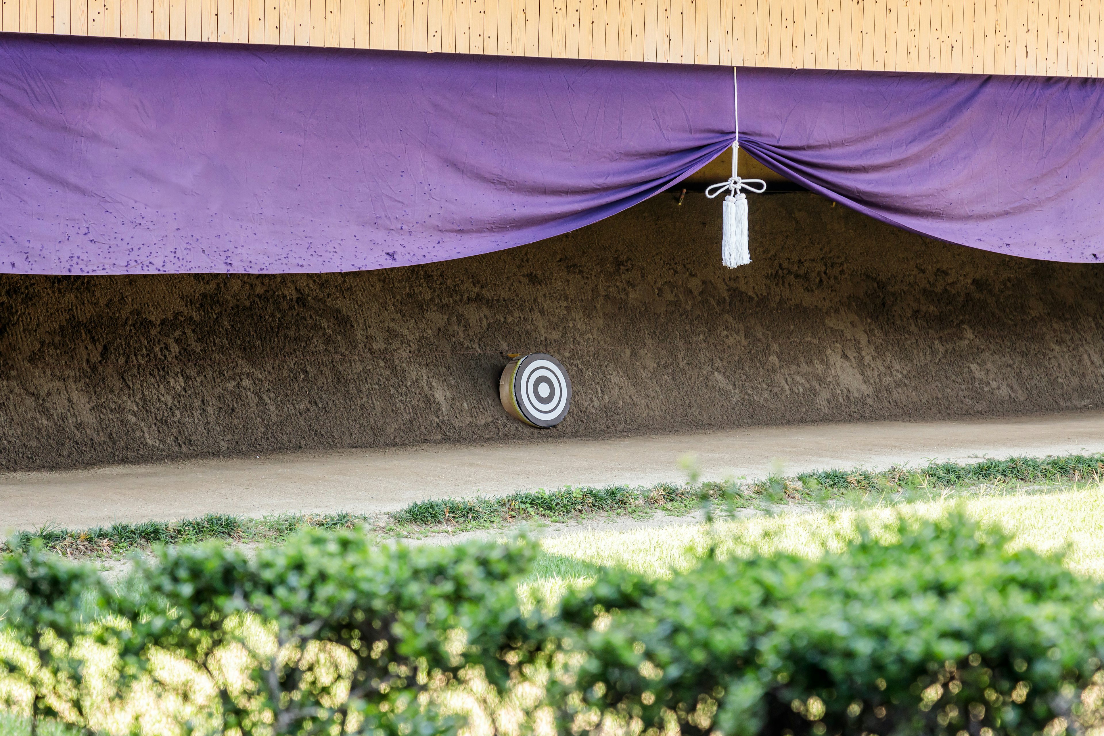 Intérieur d'un sanctuaire avec un tissu violet drapé et une cloche suspendue