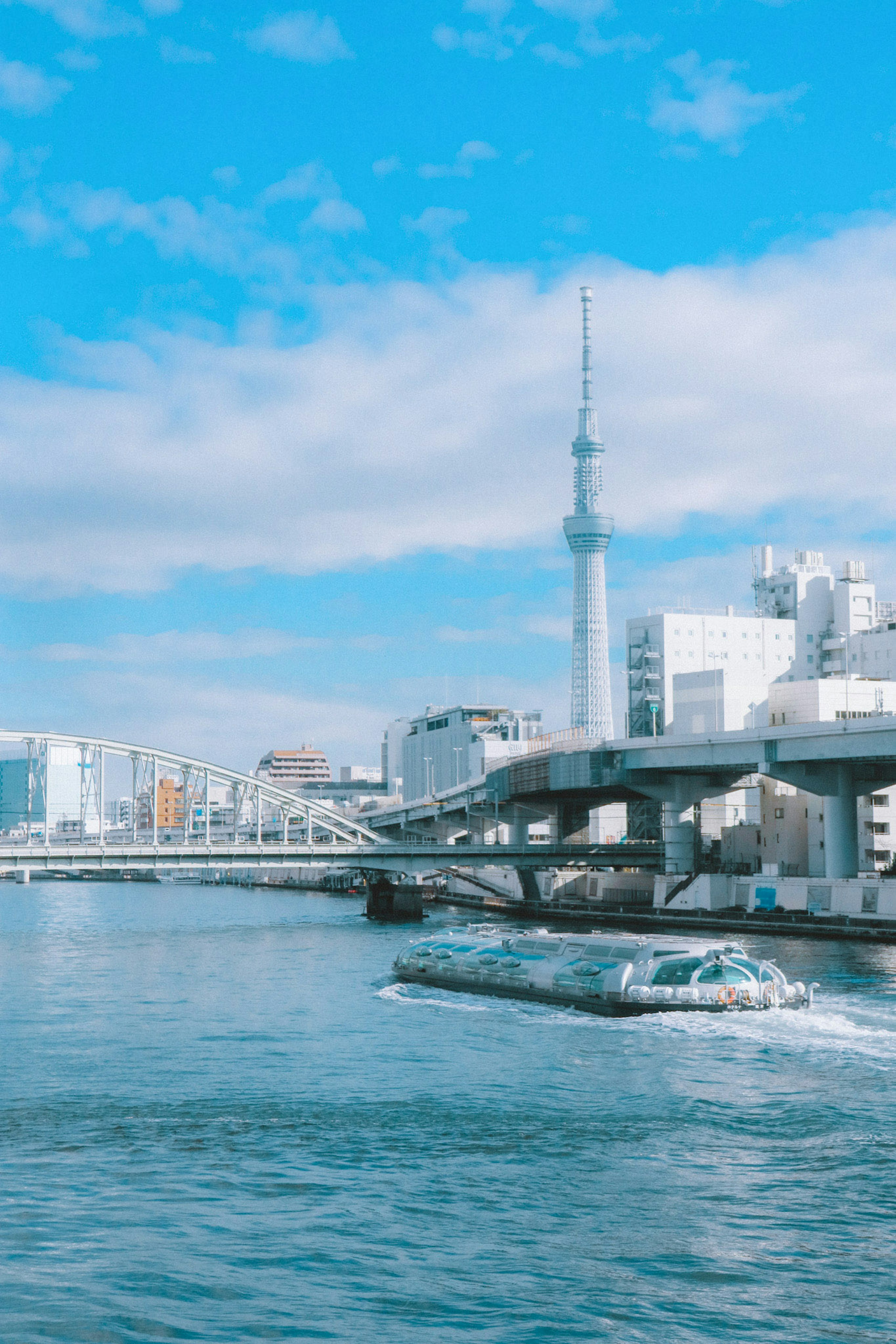 东京天空树在河边蓝天和白云