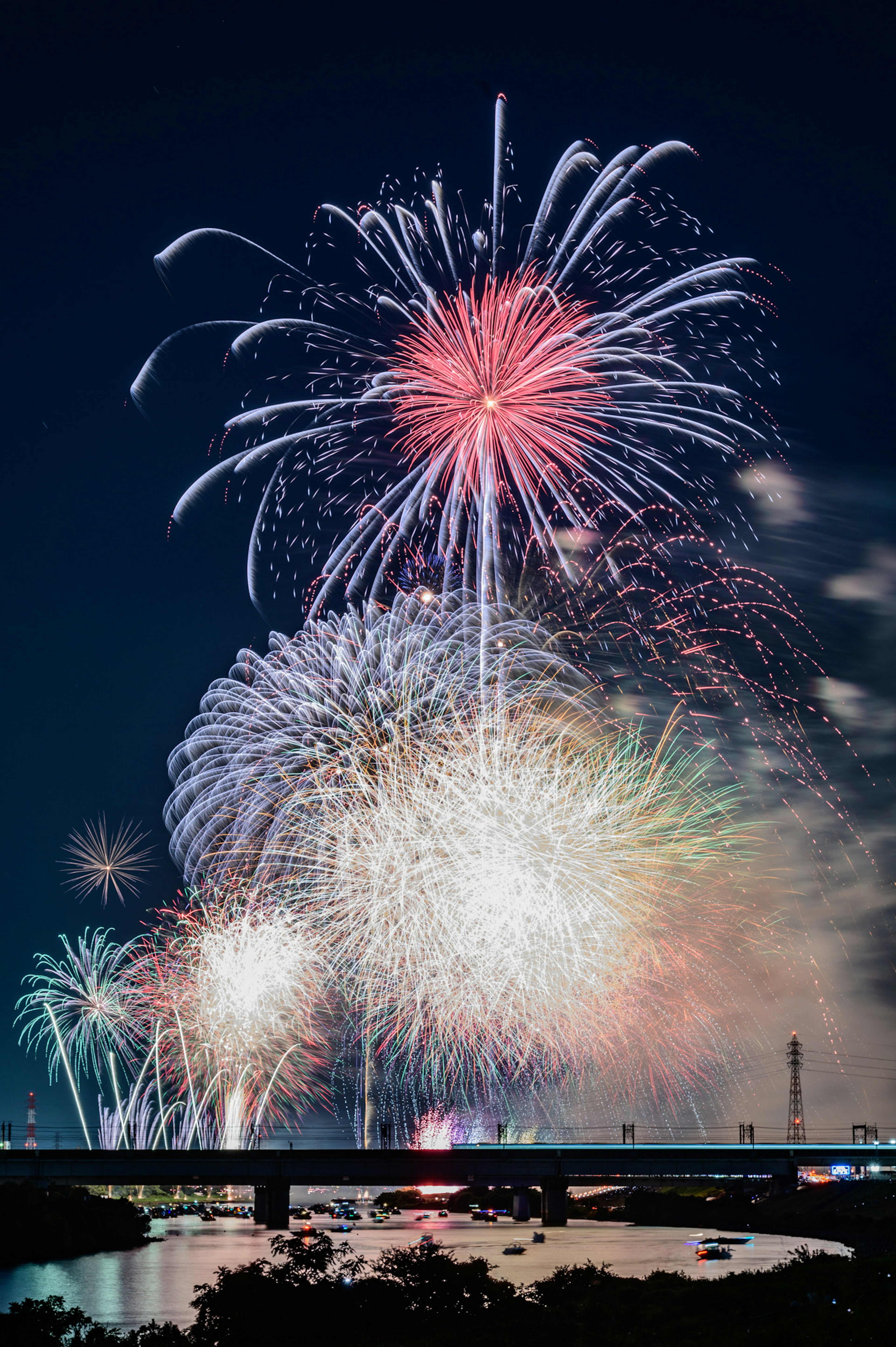 Espectáculo de fuegos artificiales coloridos iluminando el cielo nocturno