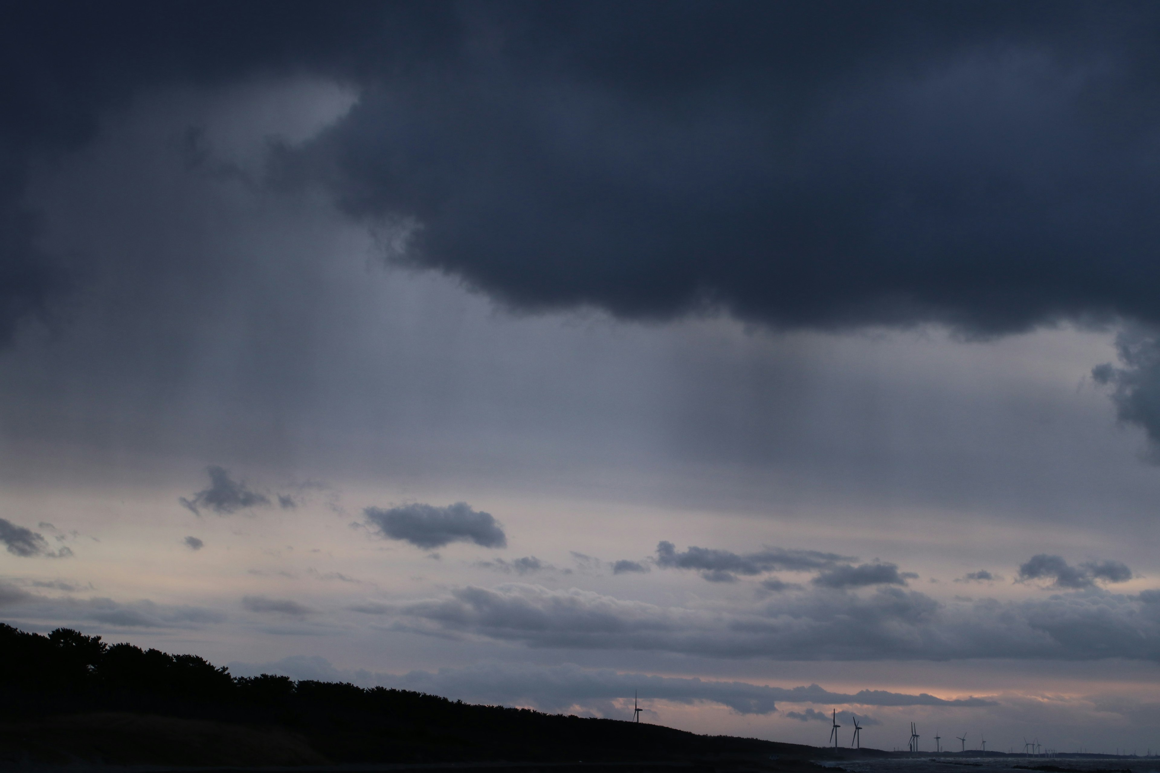 Ciel sombre avec des nuages et de la pluie légère