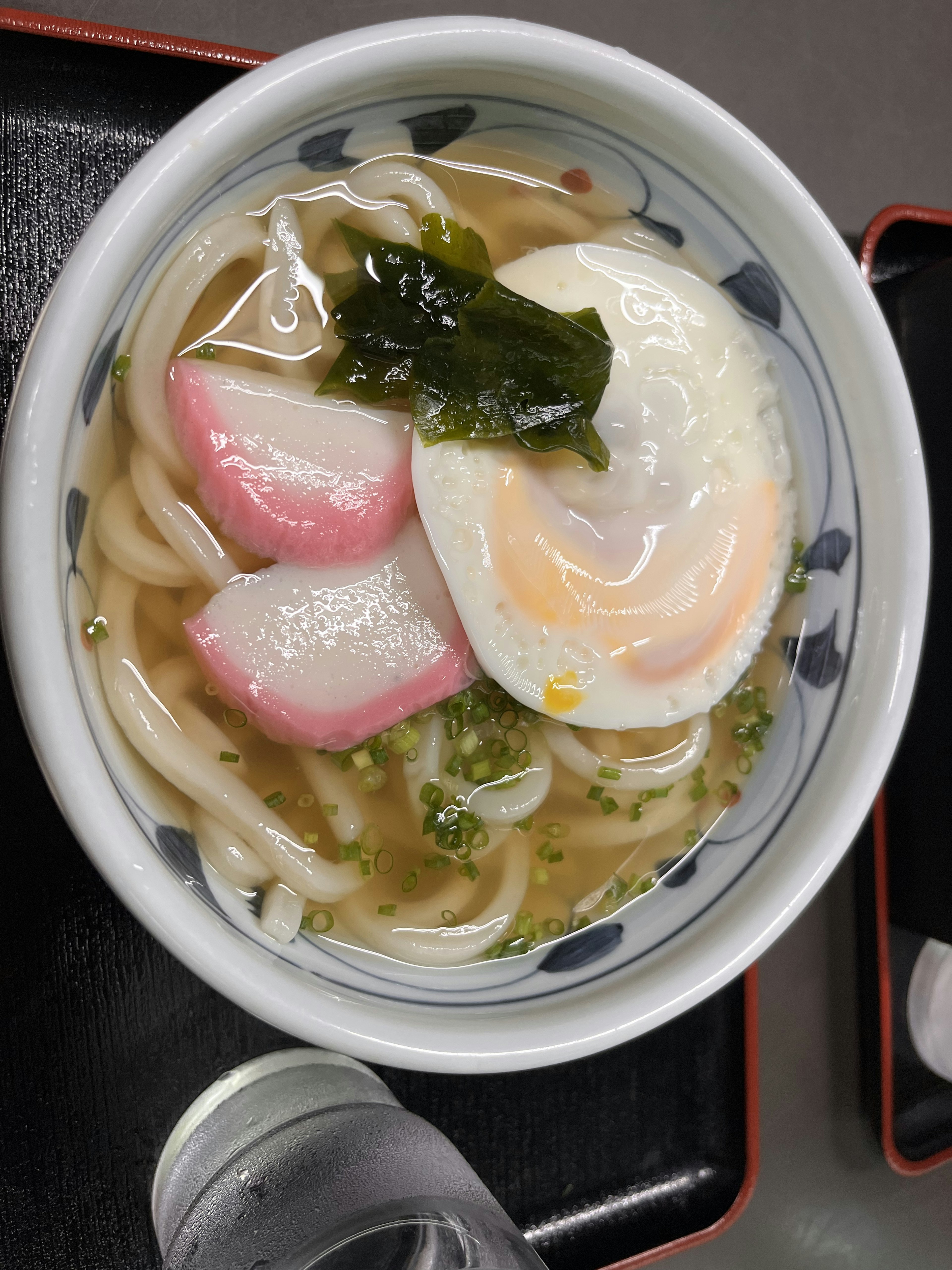 Udon-Suppe mit weichgekochtem Ei und Kamaboko