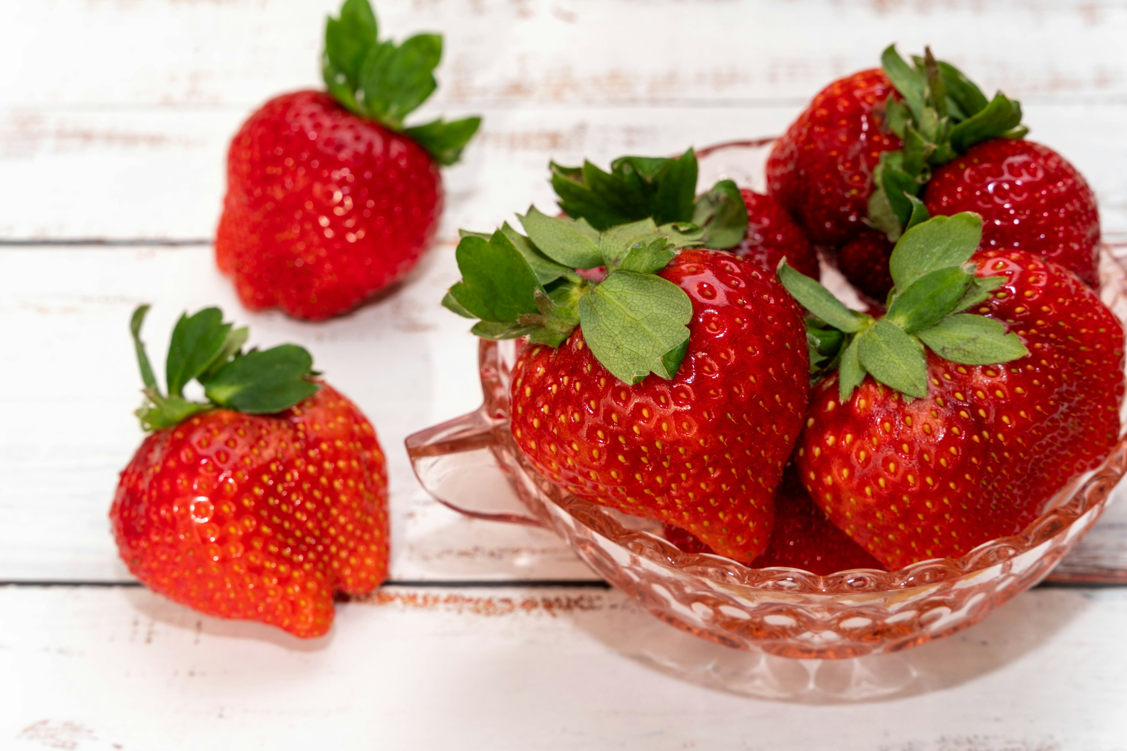 Fraises fraîches disposées dans un bol transparent