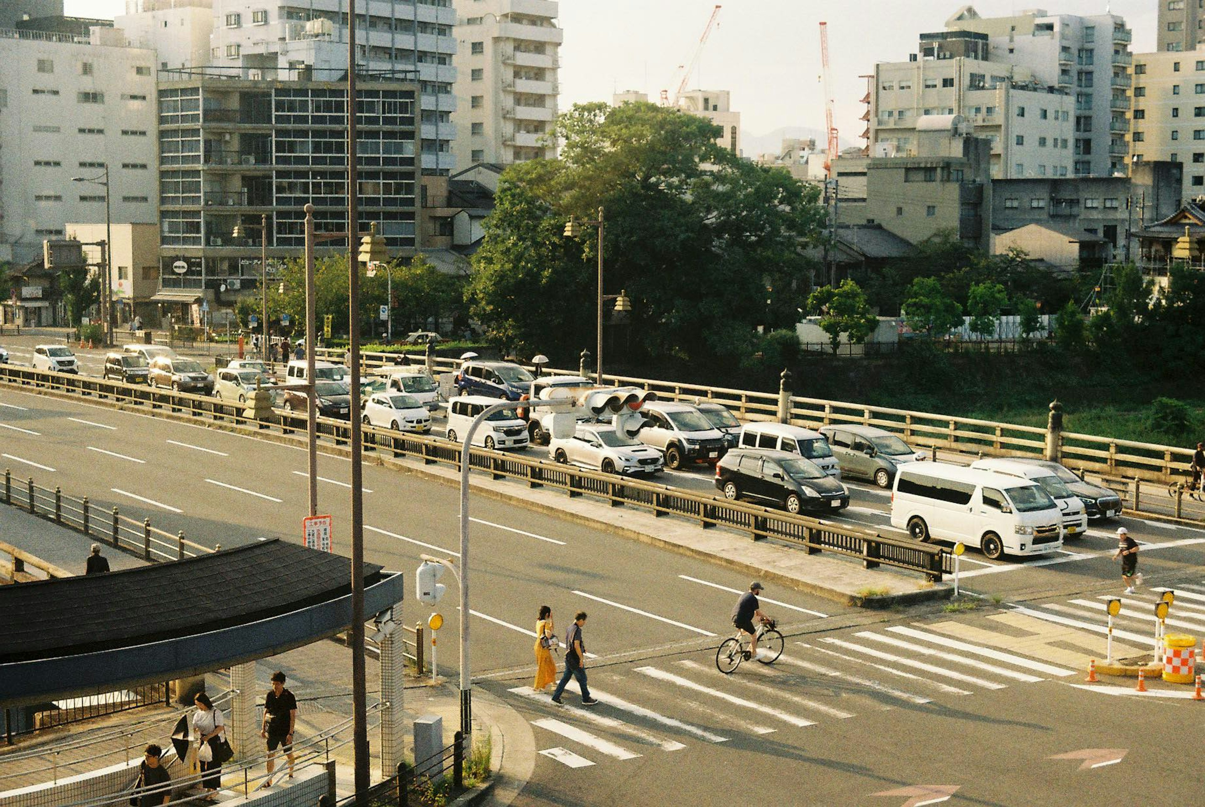 สี่แยกในเมืองที่มีรถยนต์และคนเดินถนน