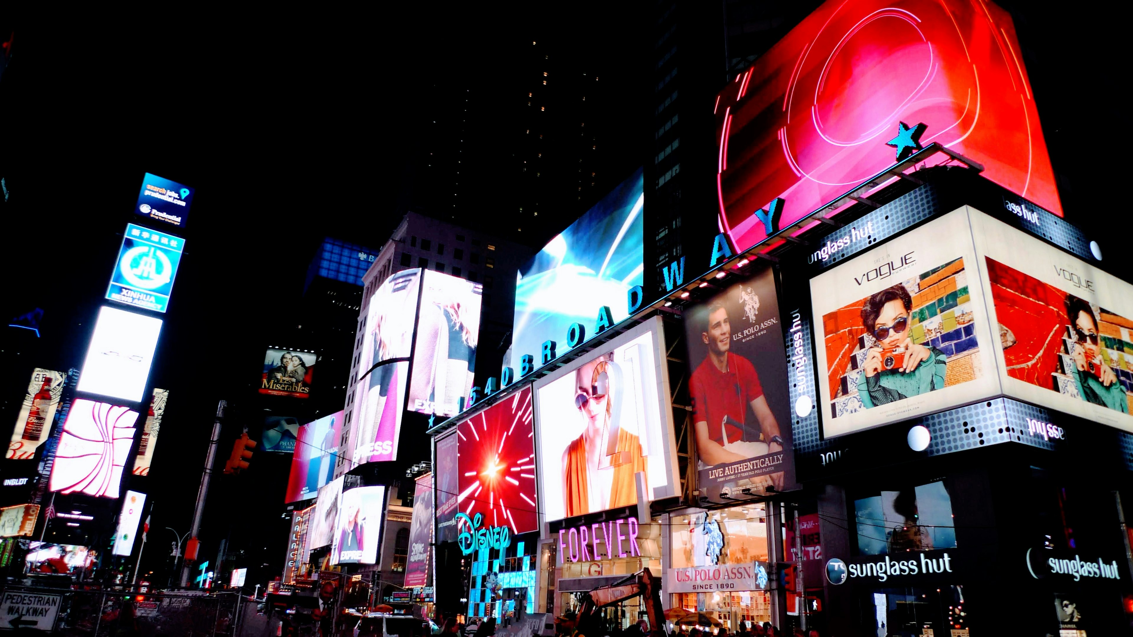 Brillantes carteles publicitarios en Times Square de noche