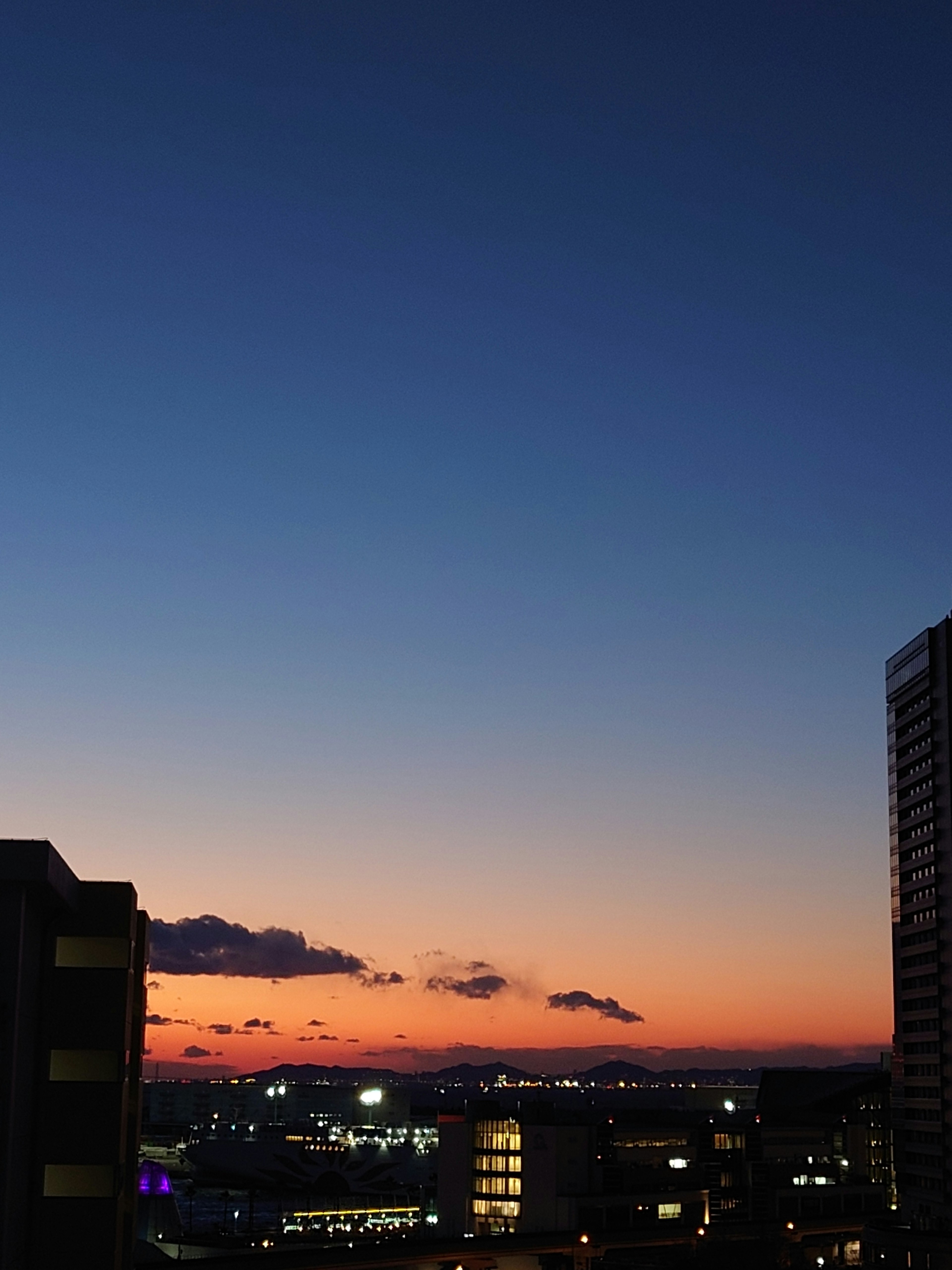 夜明けの空と都市の風景の美しいコントラスト