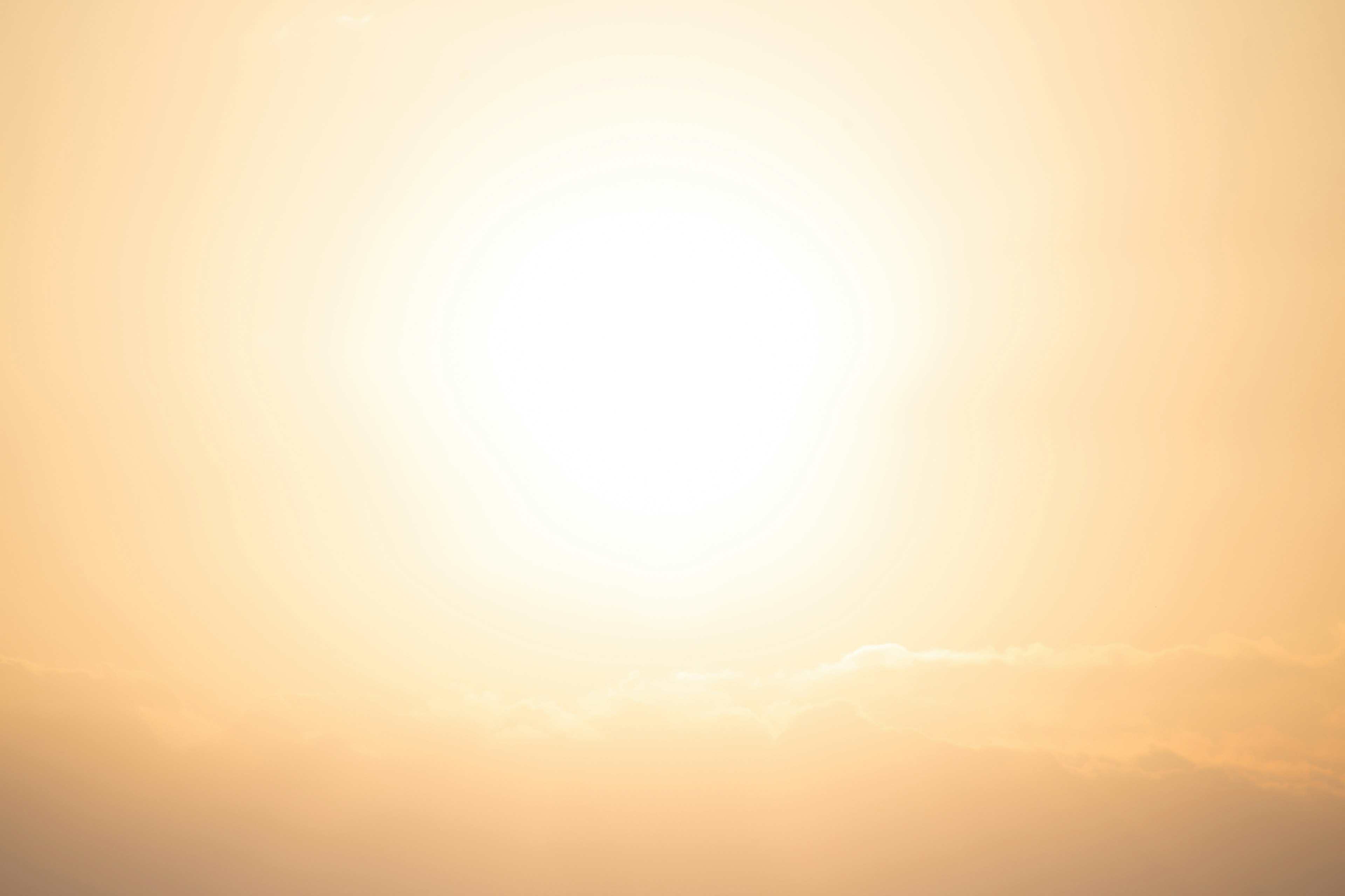 明るい太陽が雲の上に輝く美しい風景